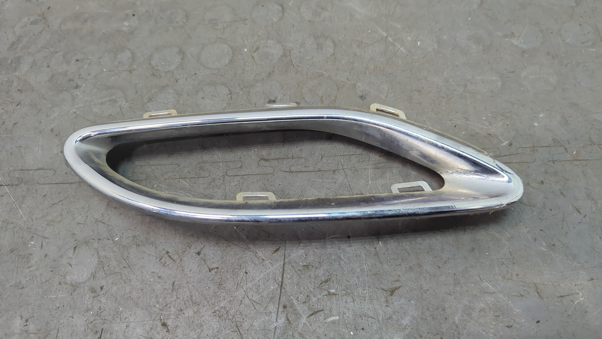 Молдинг заднего бампера правый