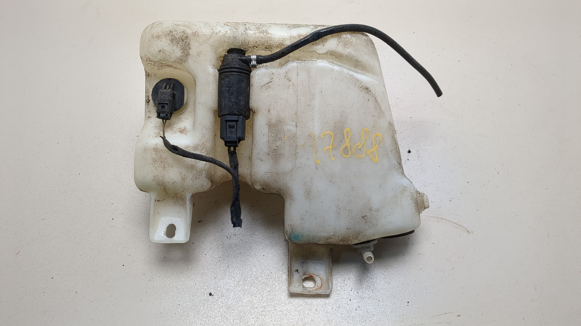 Бачок омывателя лобового стекла