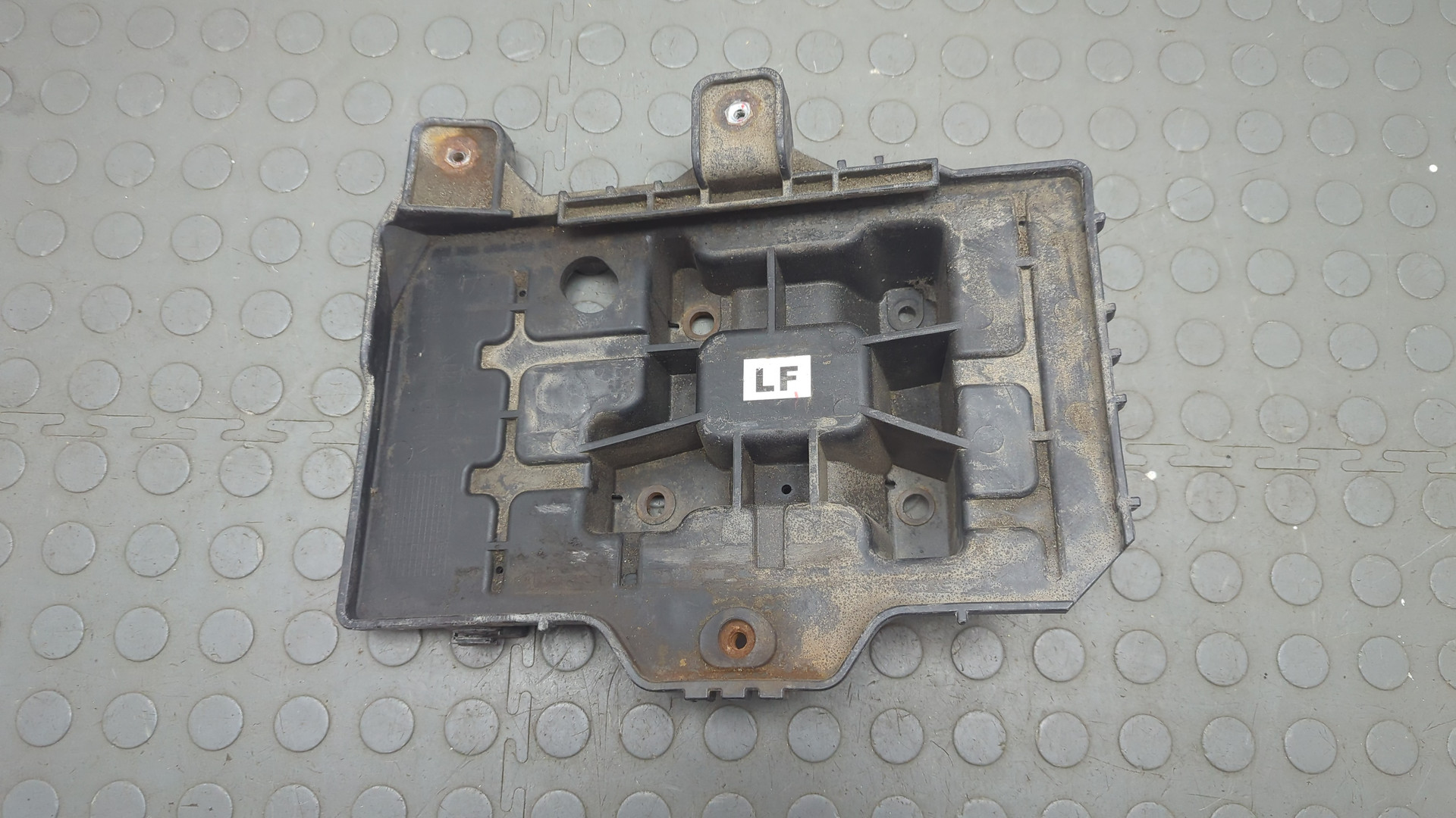 Площадка под аккумулятор (АКБ)