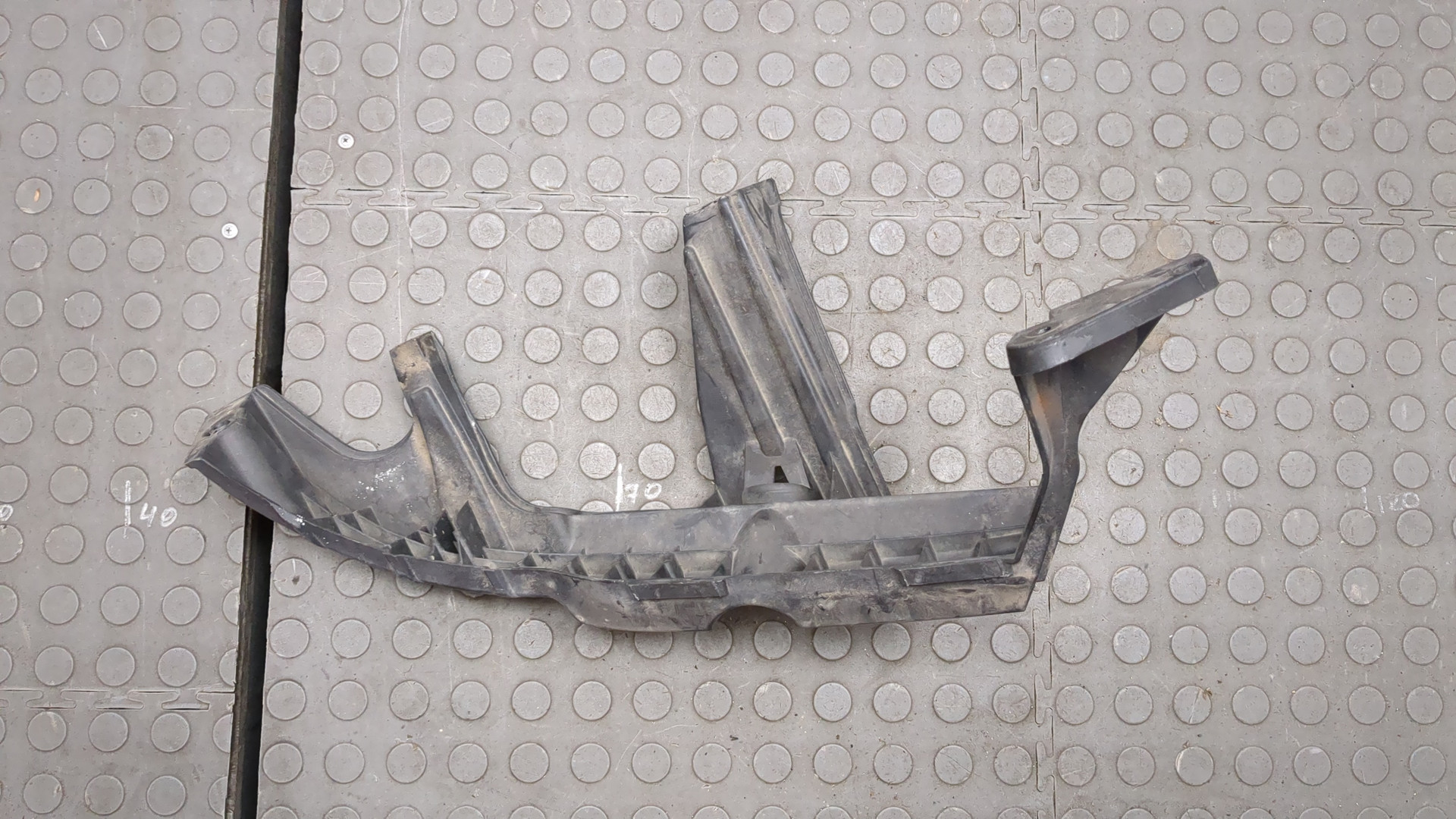 Кронштейн фар правый