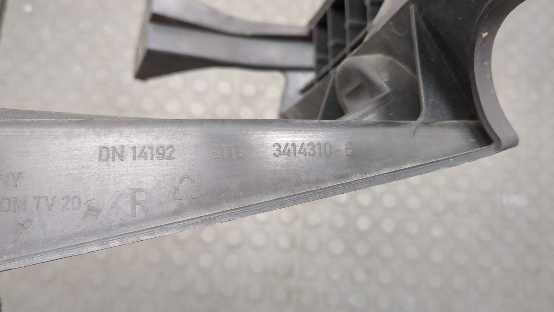 Кронштейн фар правый