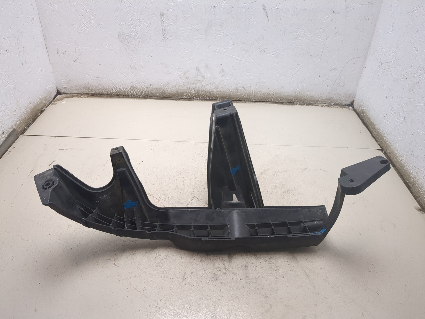 Кронштейн фар правый