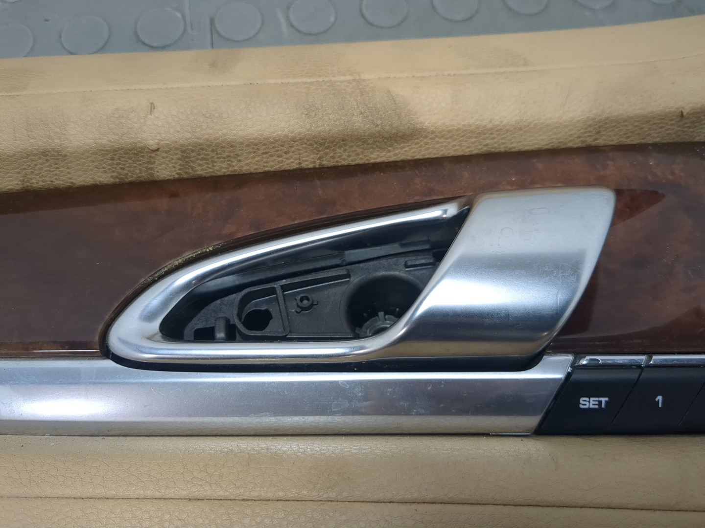 Обшивка двери передней левой