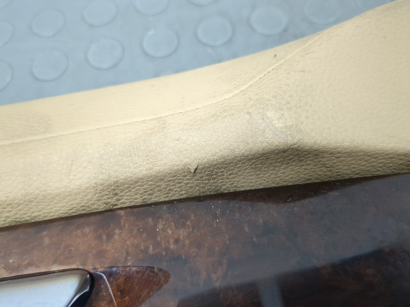 Обшивка двери передней левой