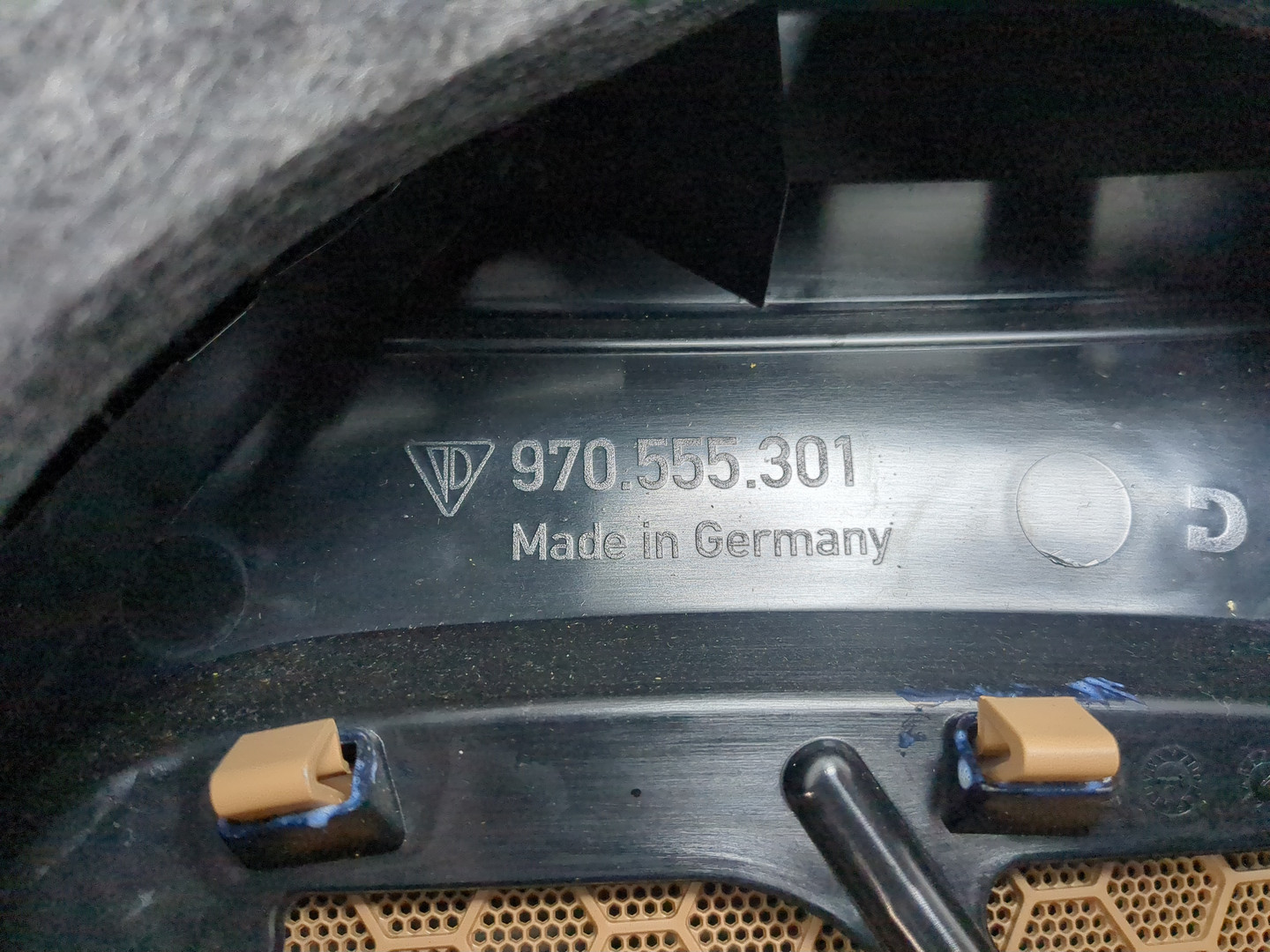 Обшивка двери передней левой