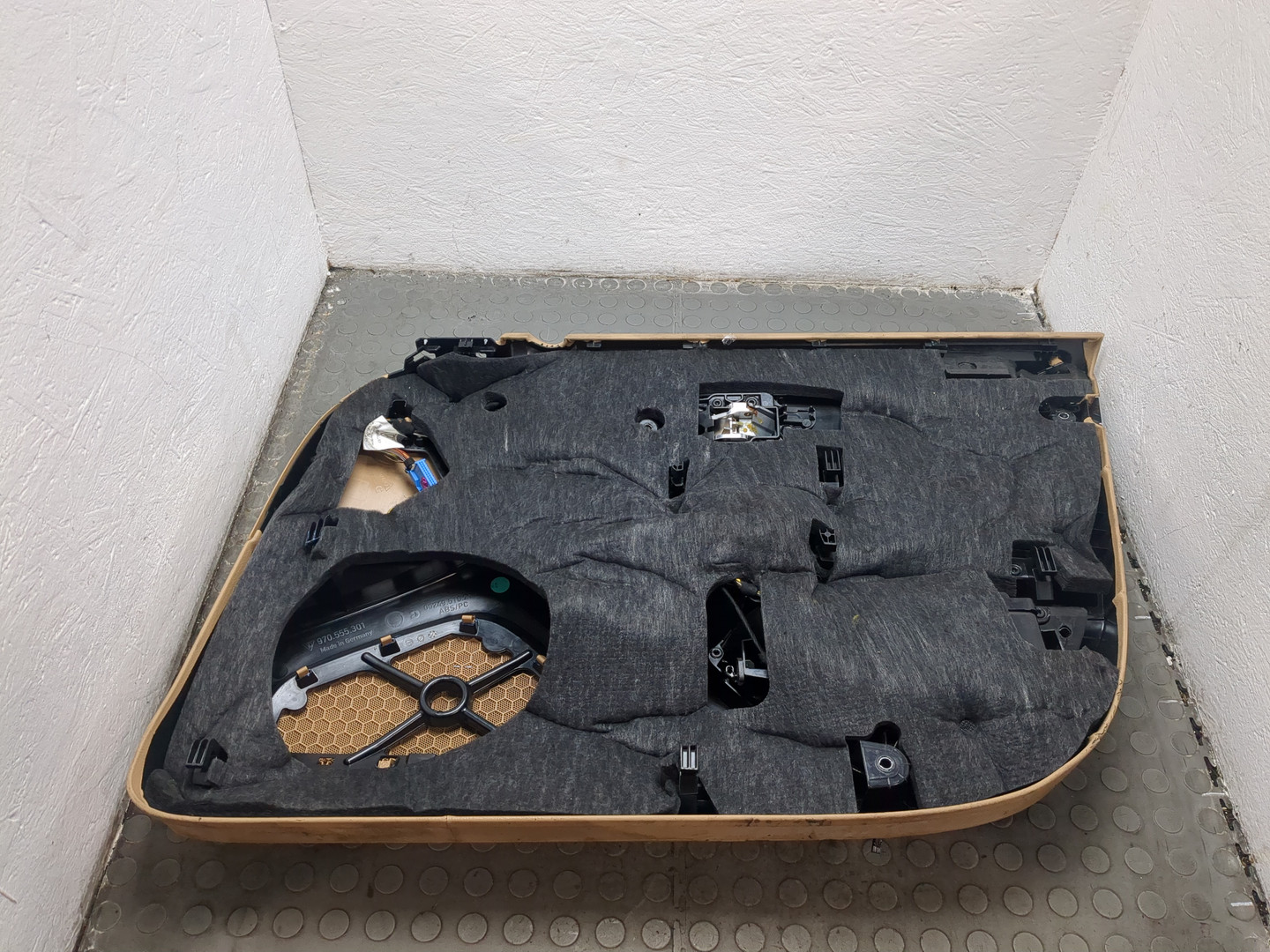 Обшивка двери передней левой