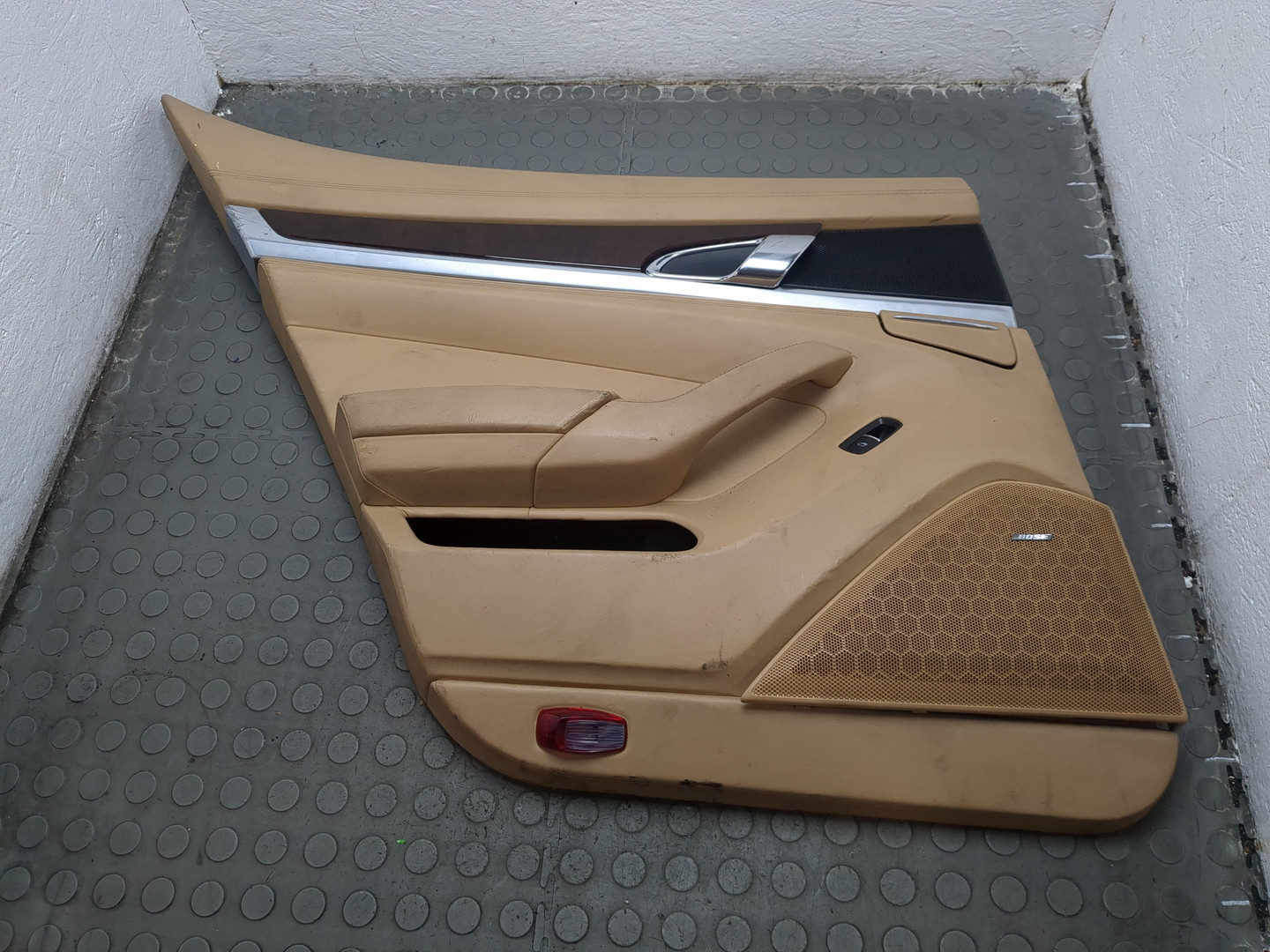 Обшивка двери задней левой