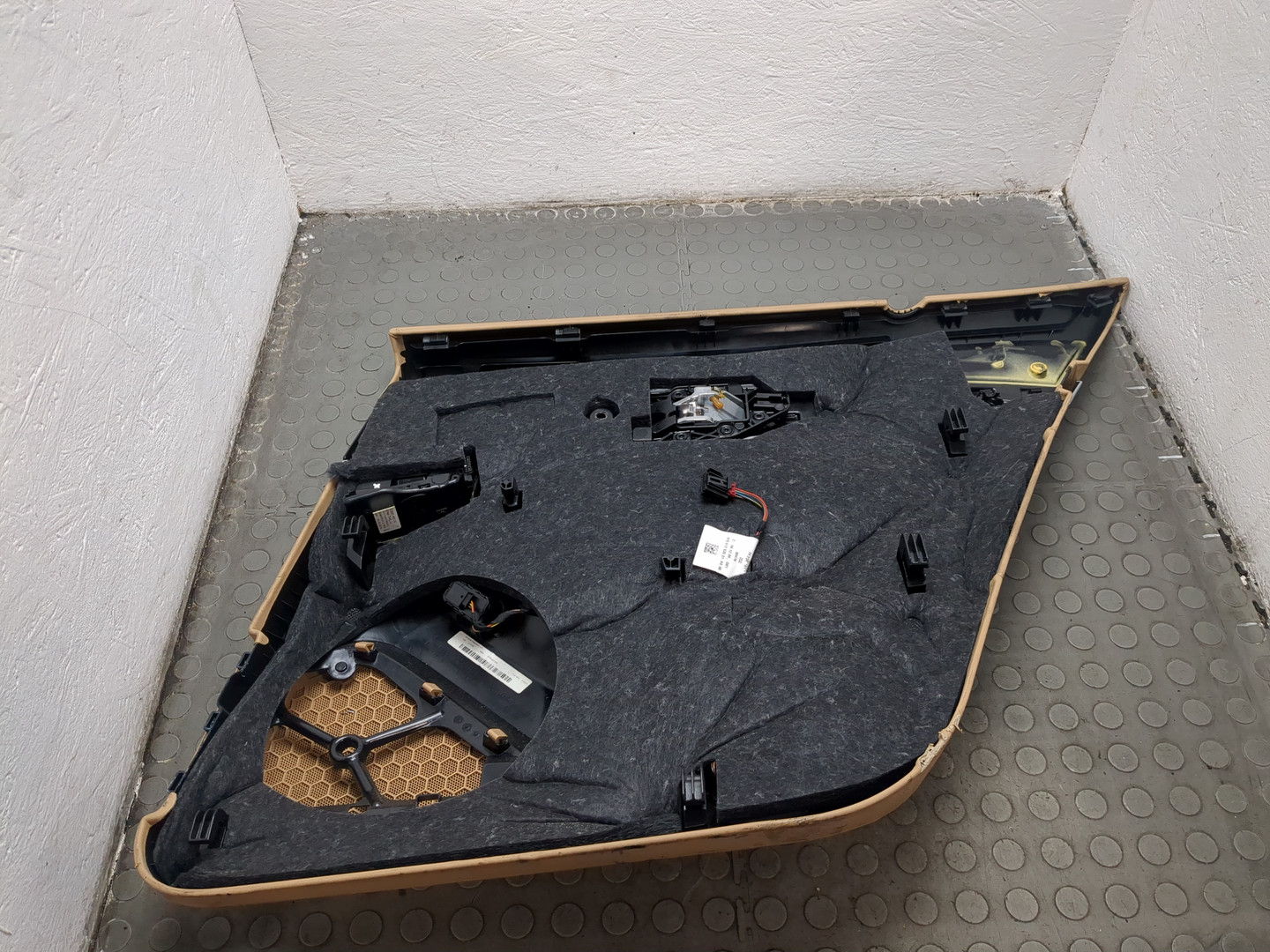 Обшивка двери задней левой