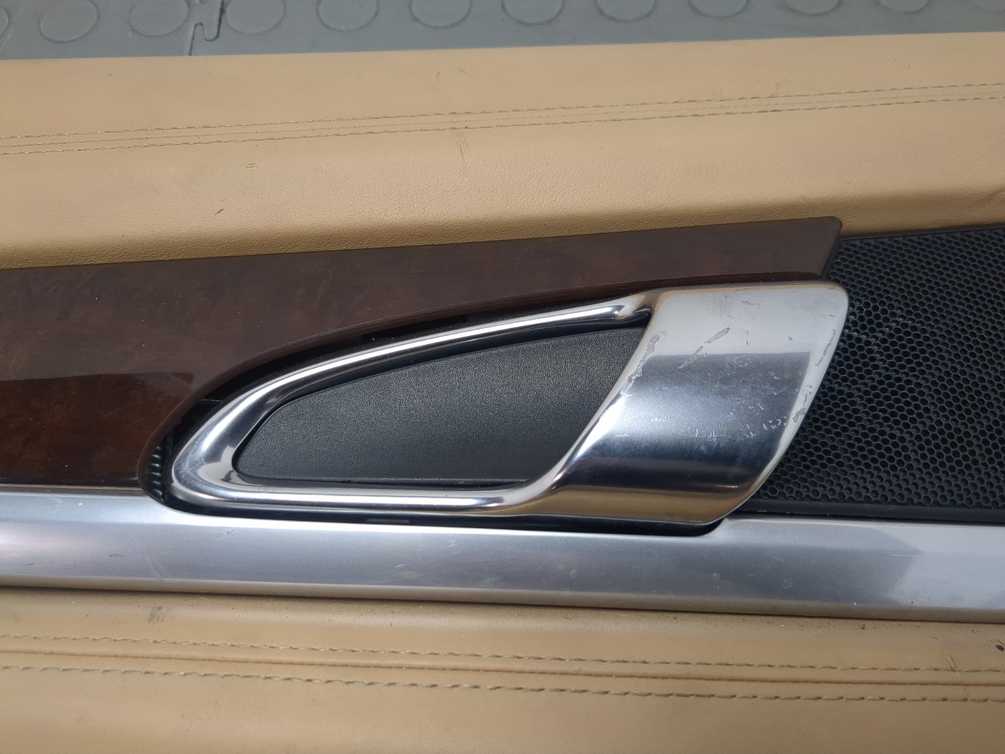 Обшивка двери задней левой