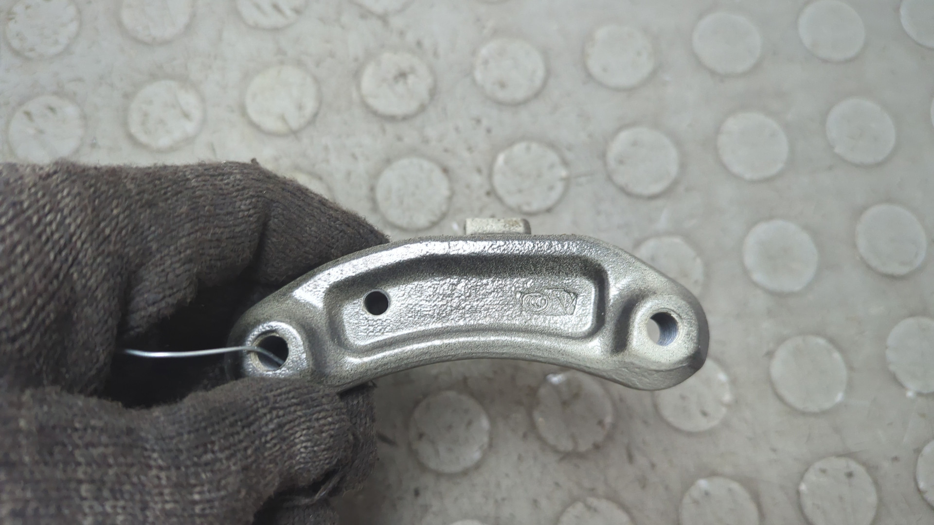 Петля двери