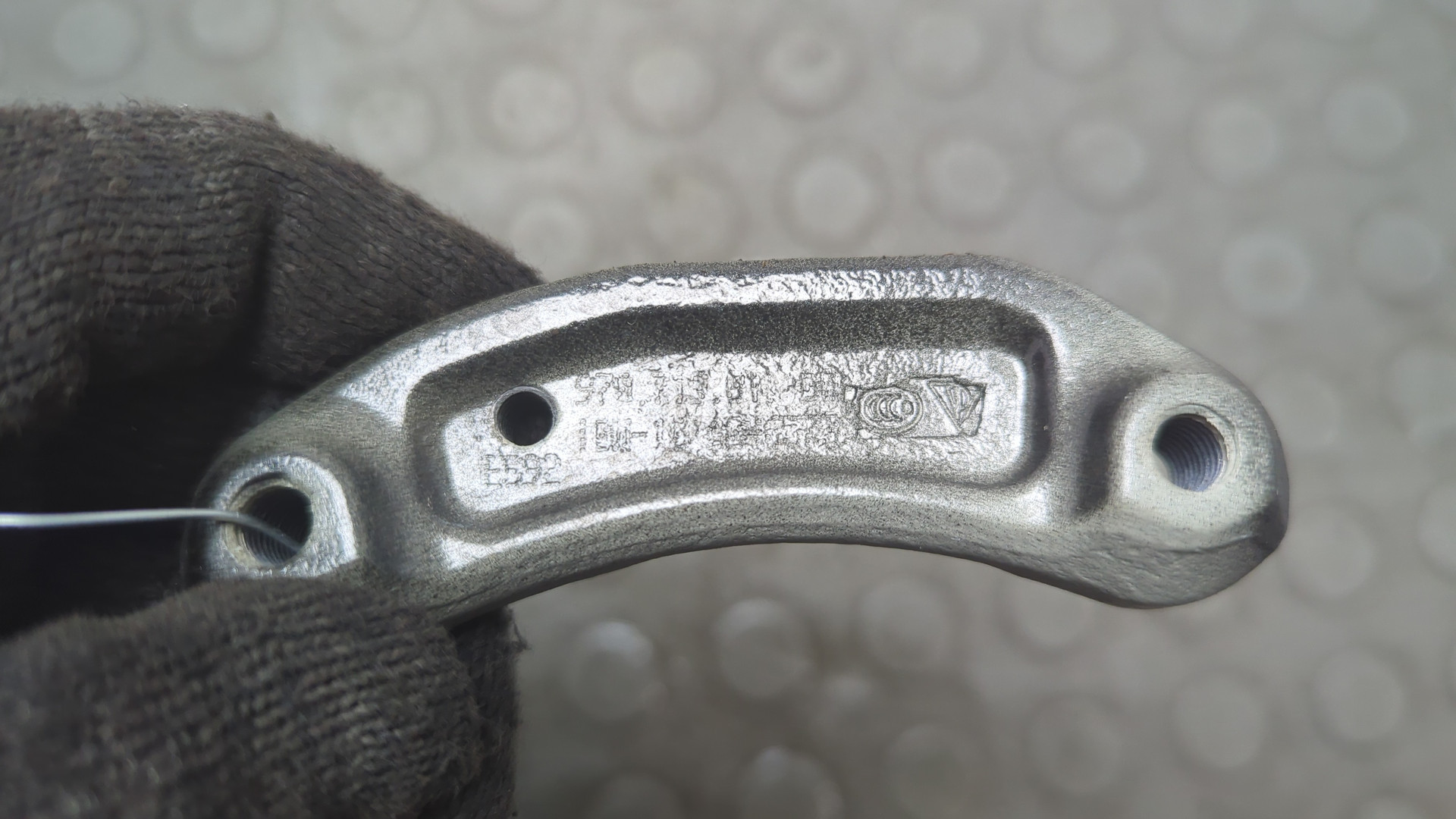 Петля двери