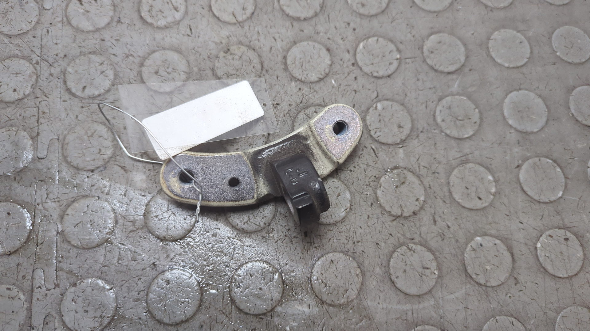 Петля двери