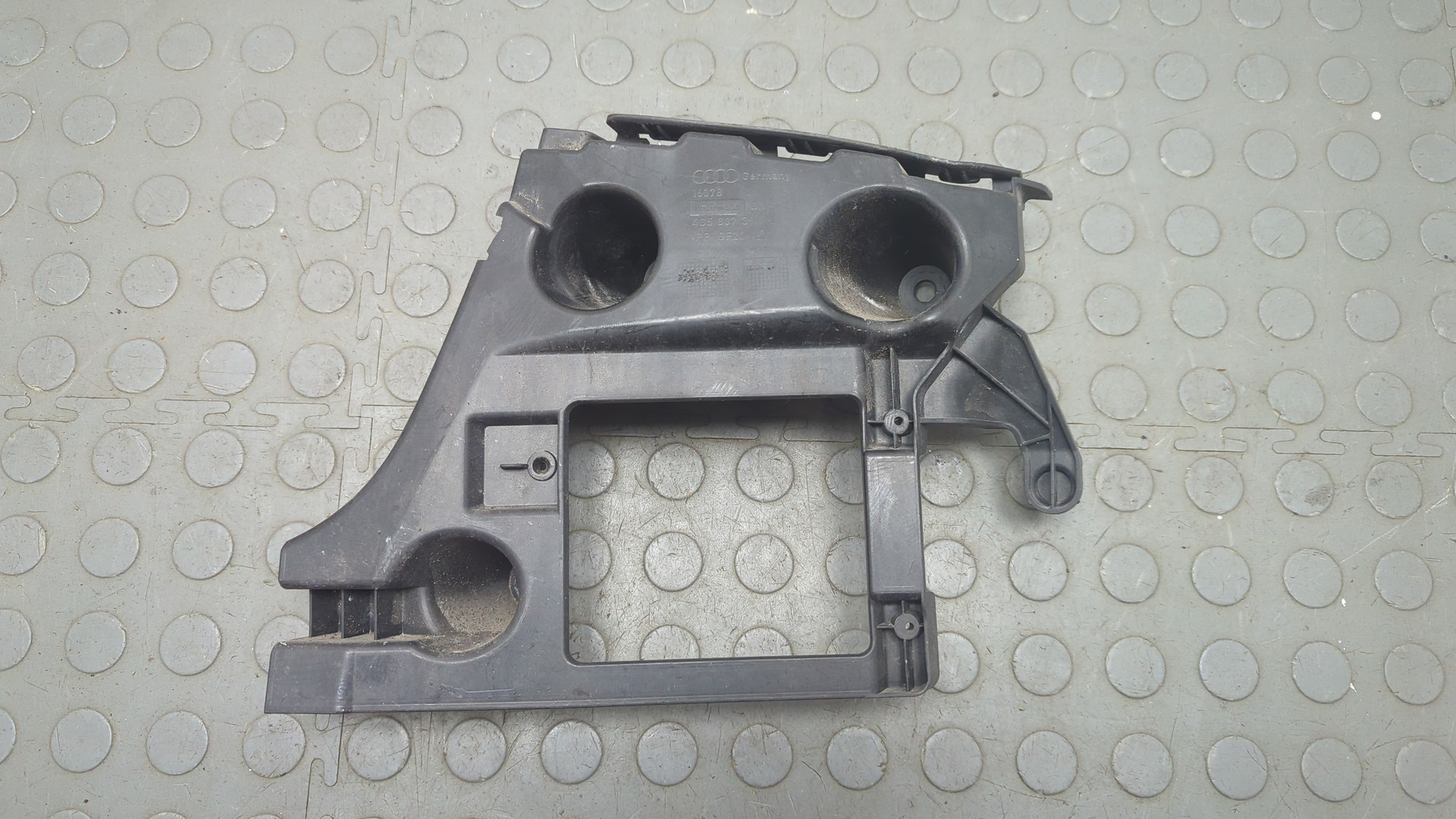 Кронштейн заднего бампера правый