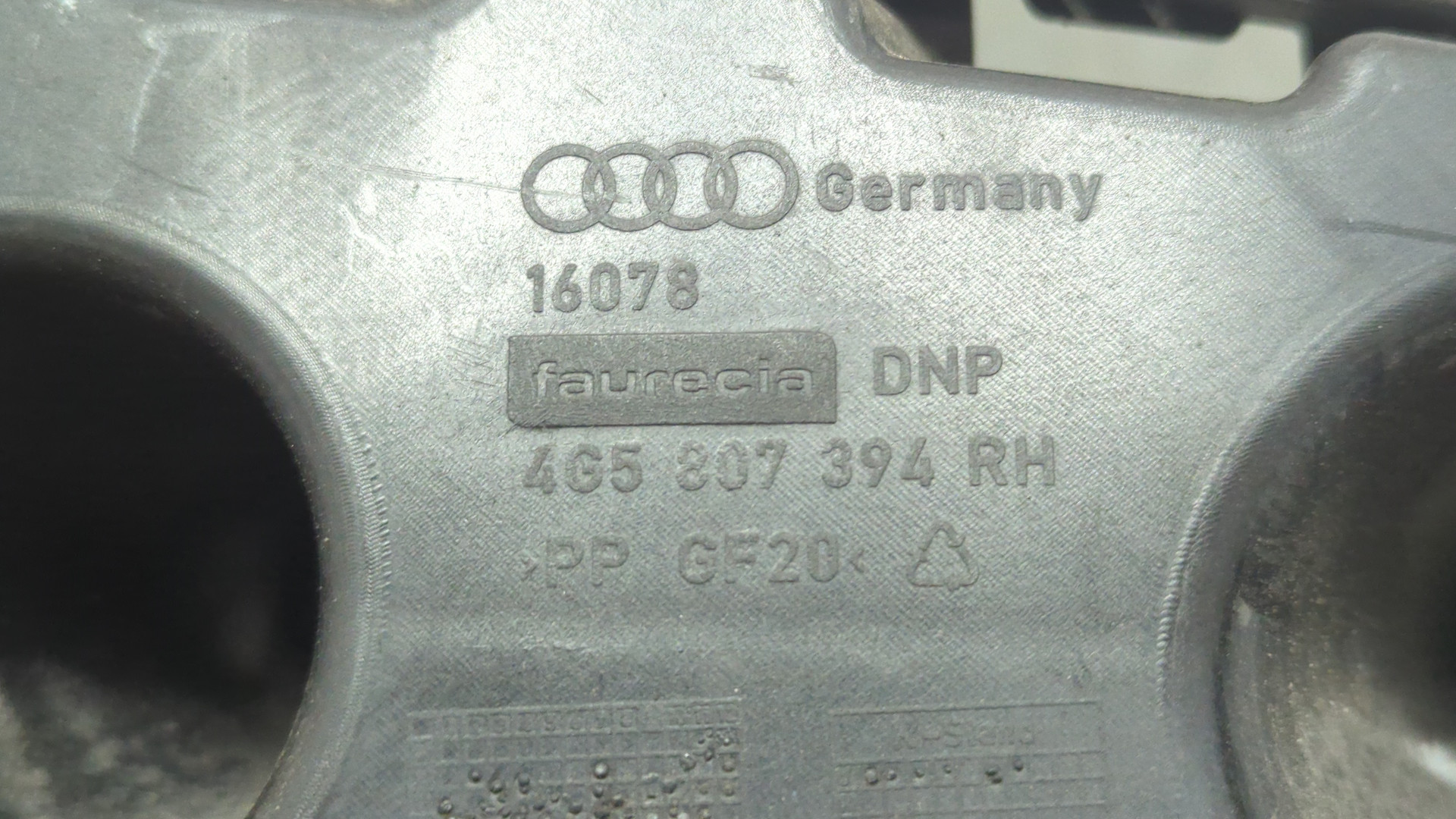 Кронштейн заднего бампера правый