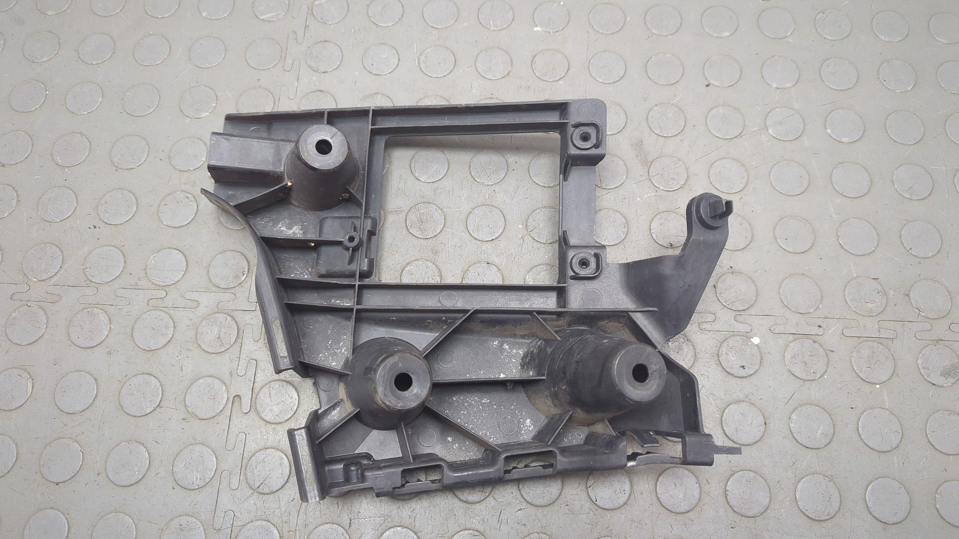 Кронштейн заднего бампера правый