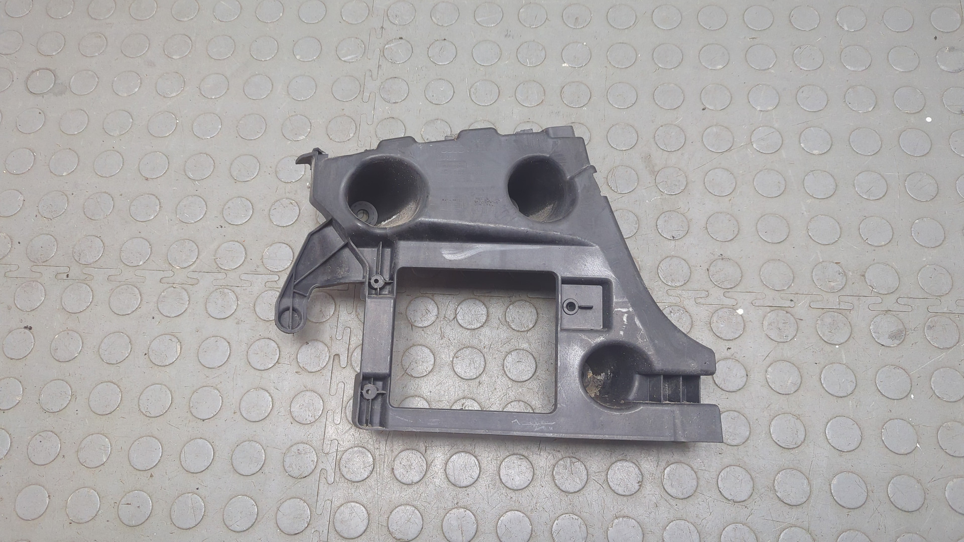 Кронштейн заднего бампера левый