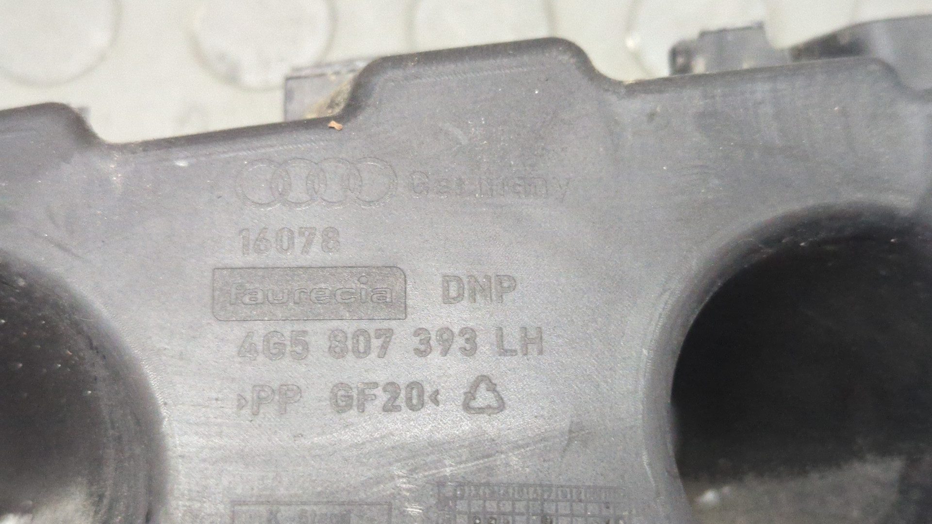 Кронштейн заднего бампера левый