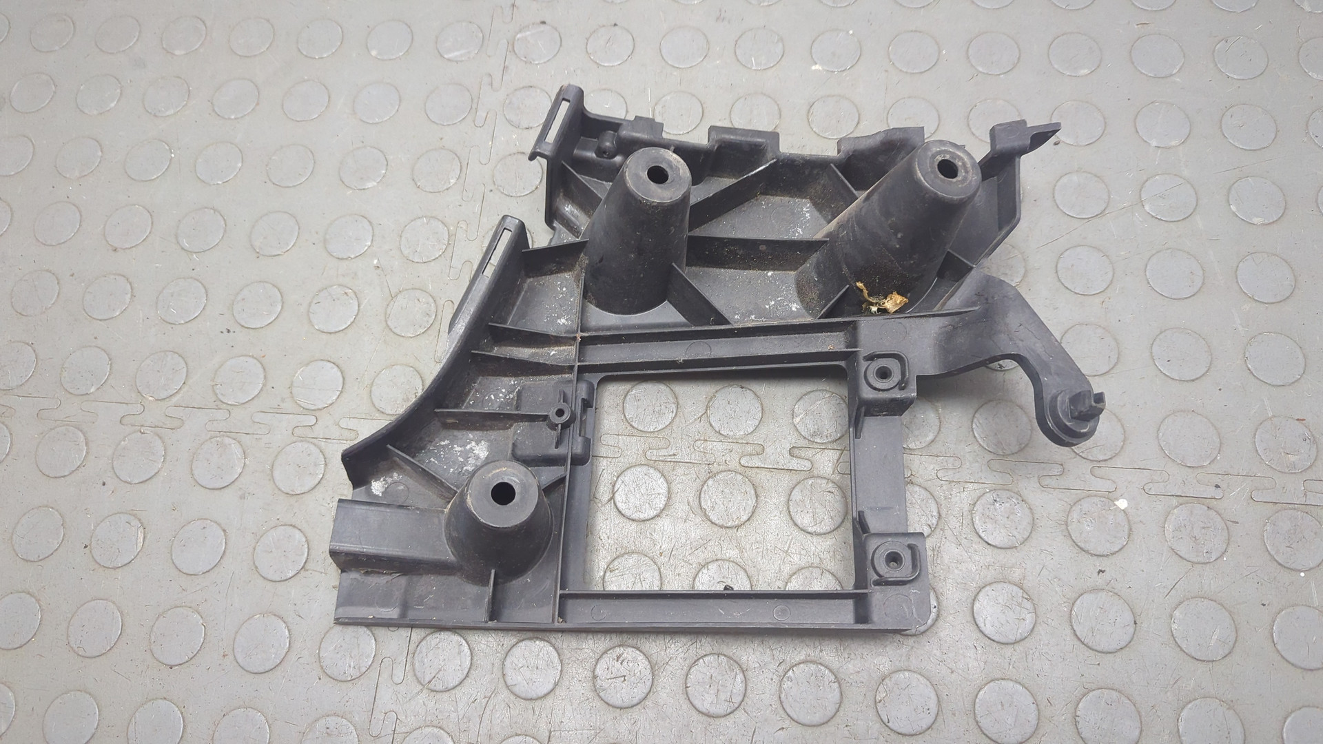 Кронштейн заднего бампера левый