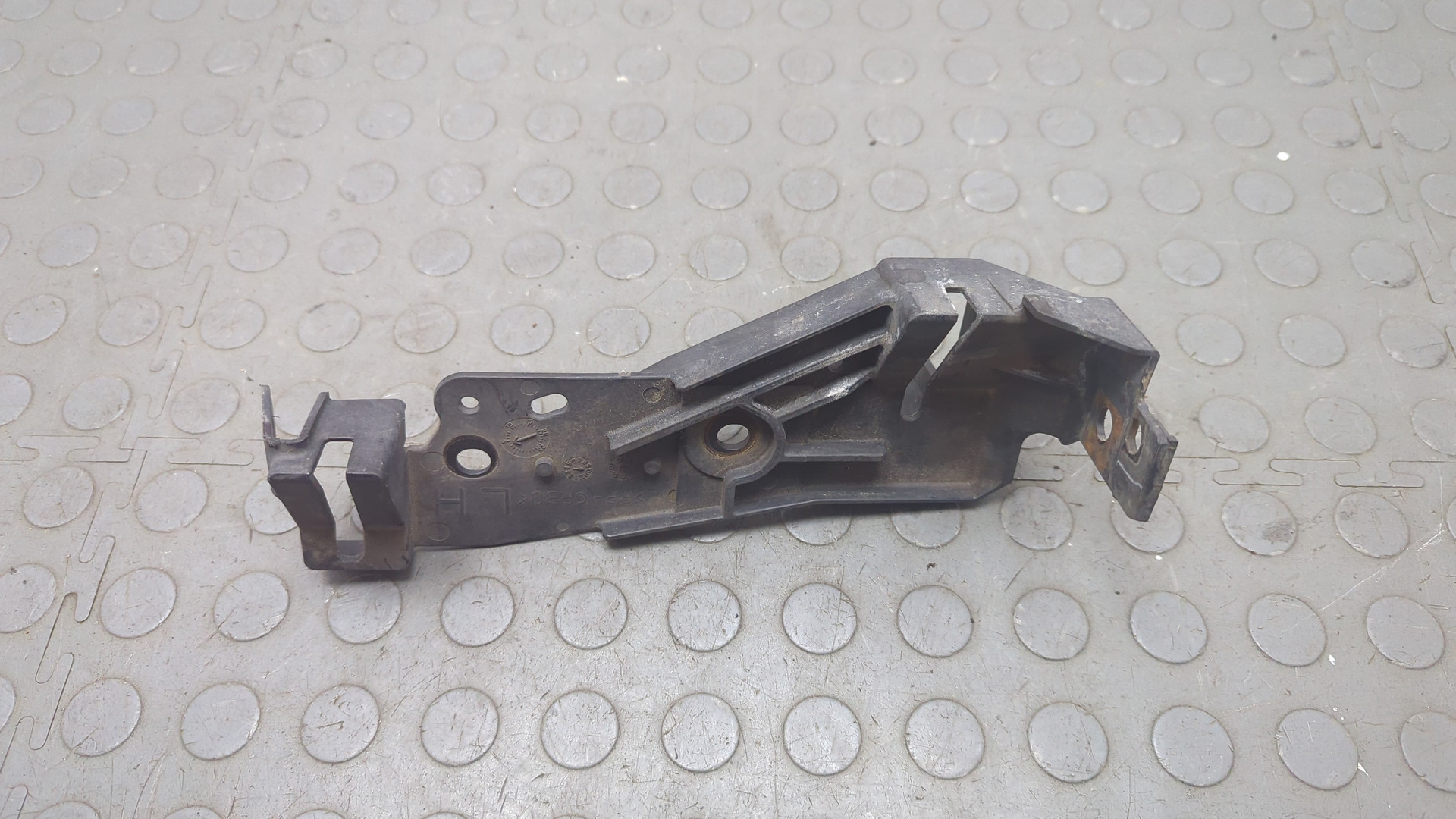 Кронштейн фар левый