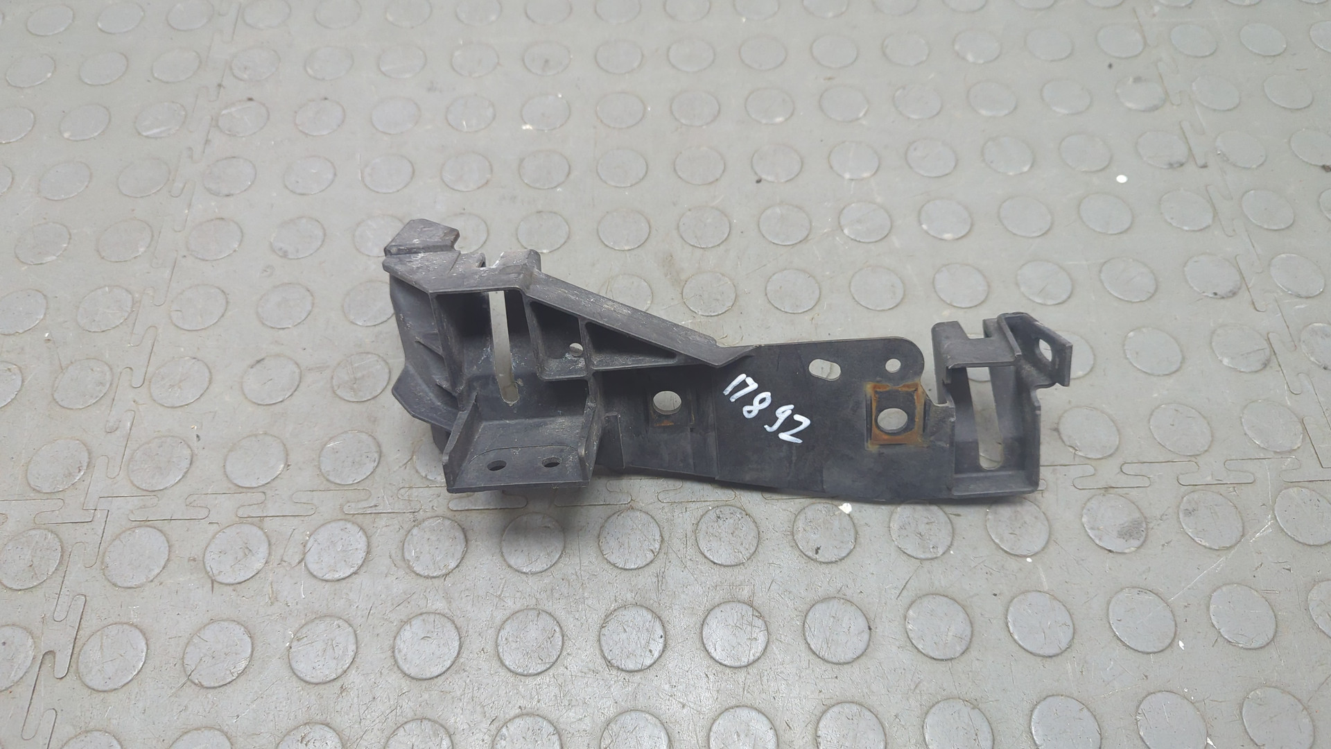 Кронштейн фар левый