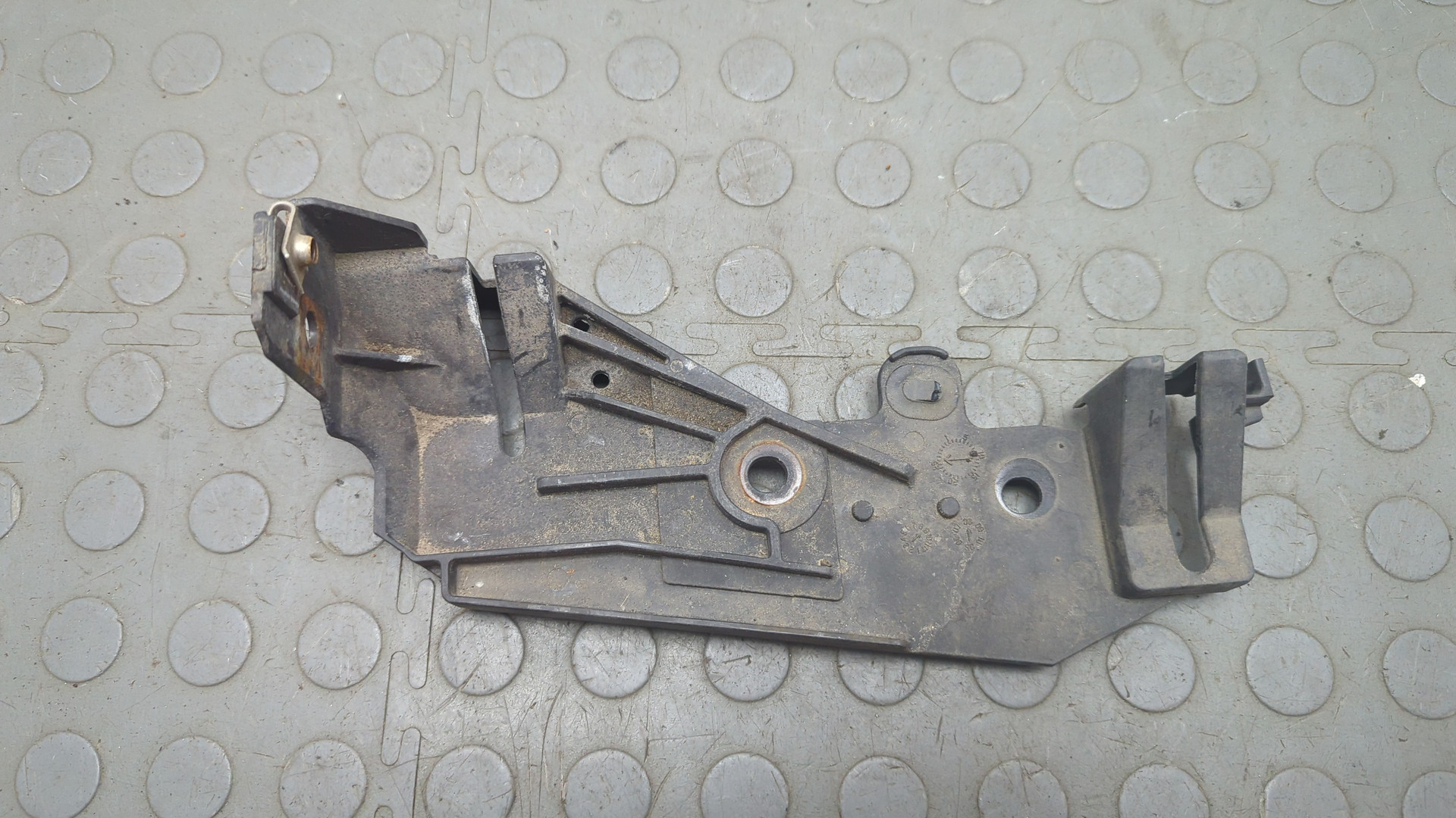 Кронштейн фар правый