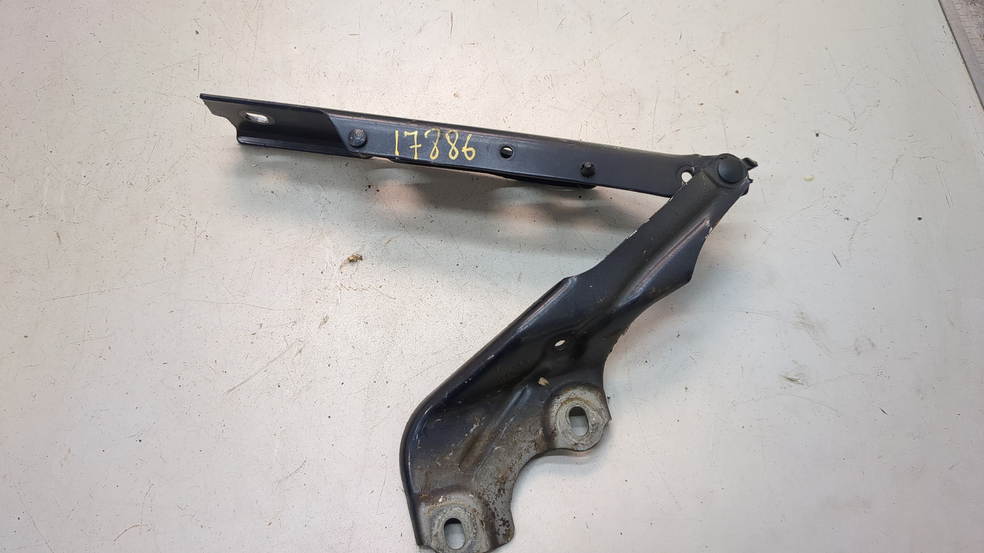 Петля капота левая