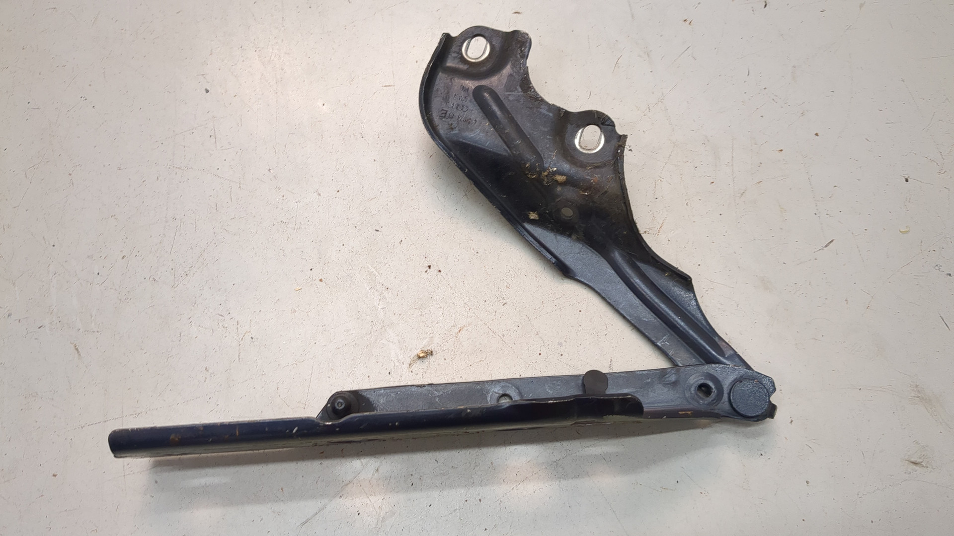 Петля капота левая