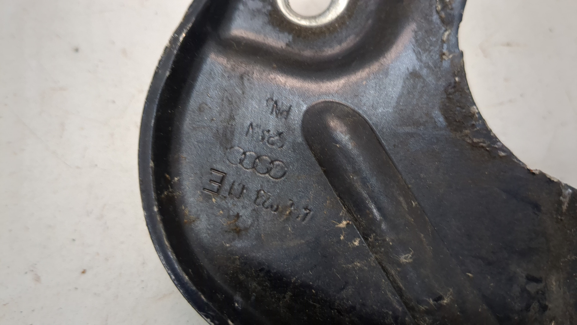 Петля капота левая