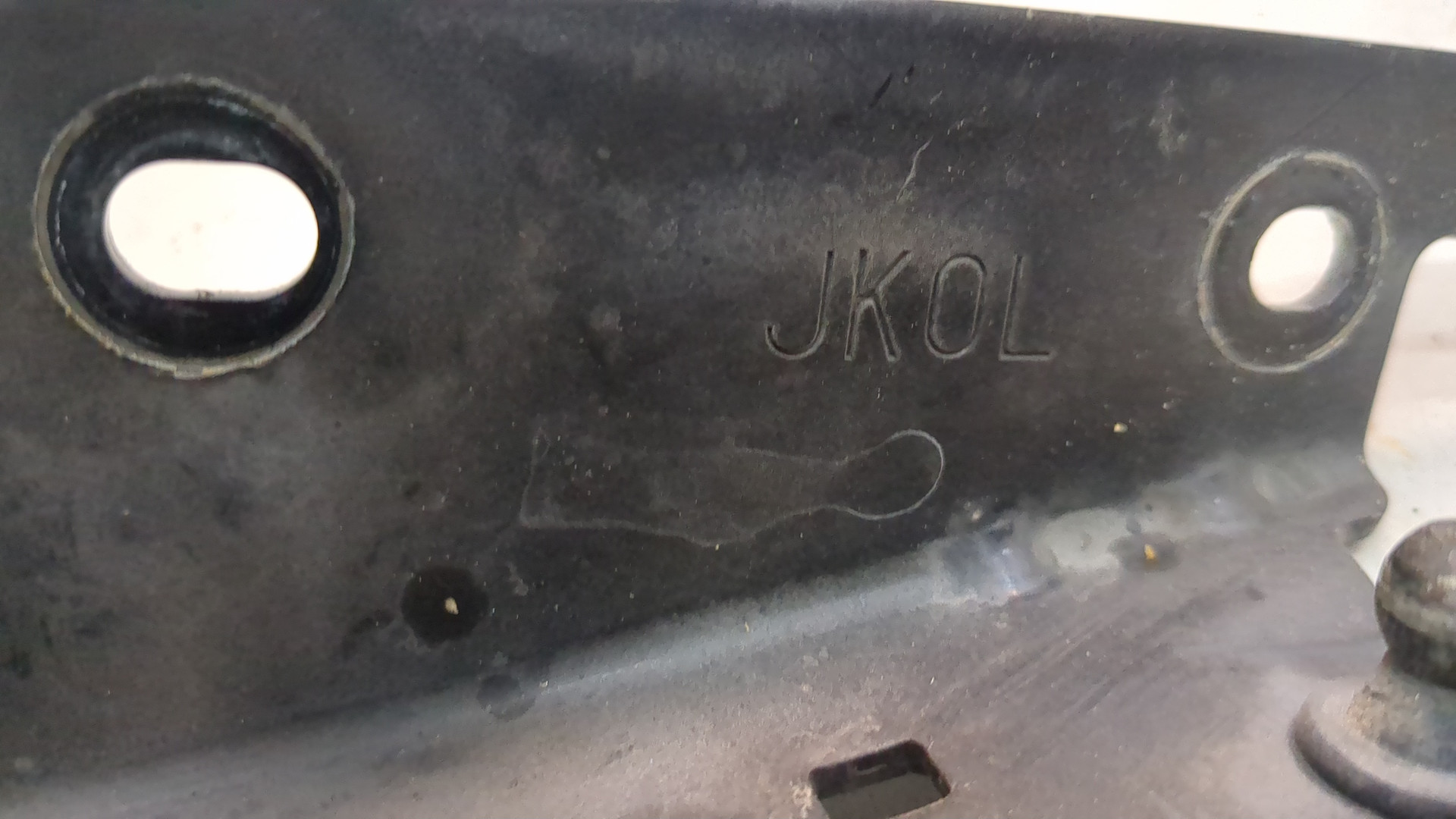 Петля капота левая