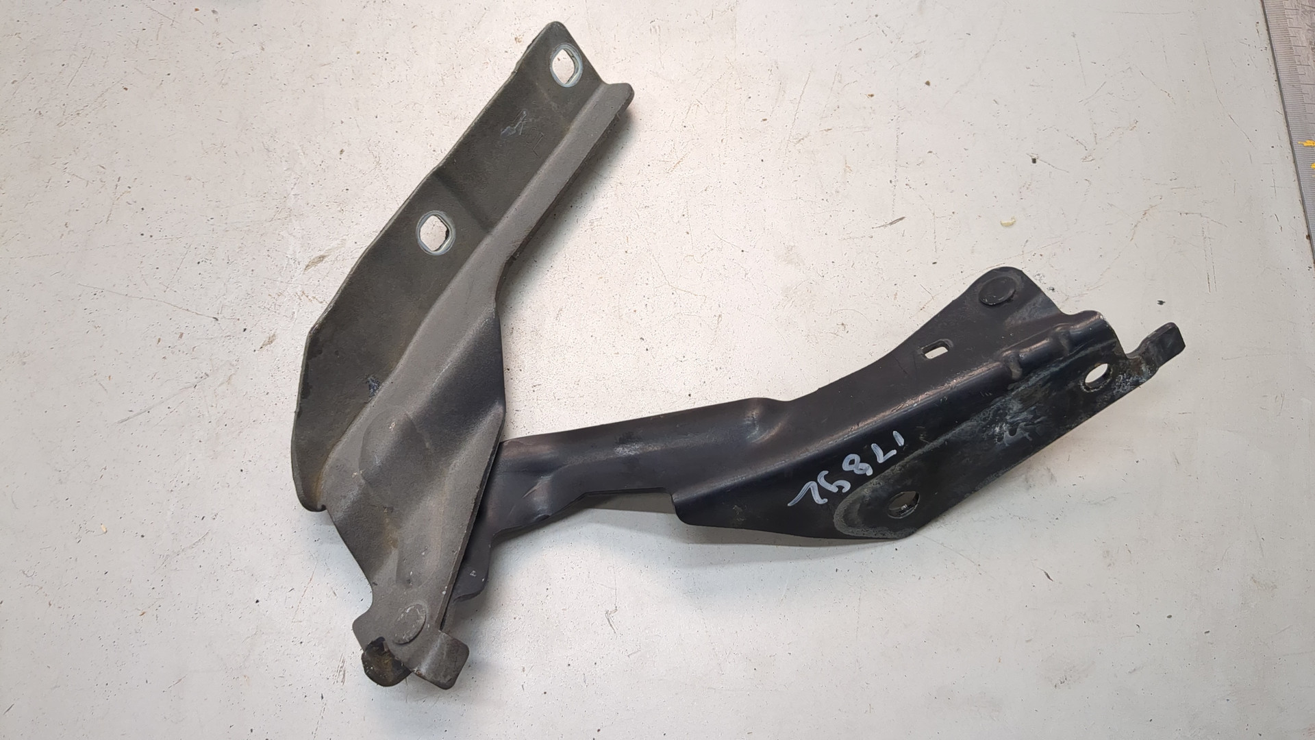 Петля капота левая