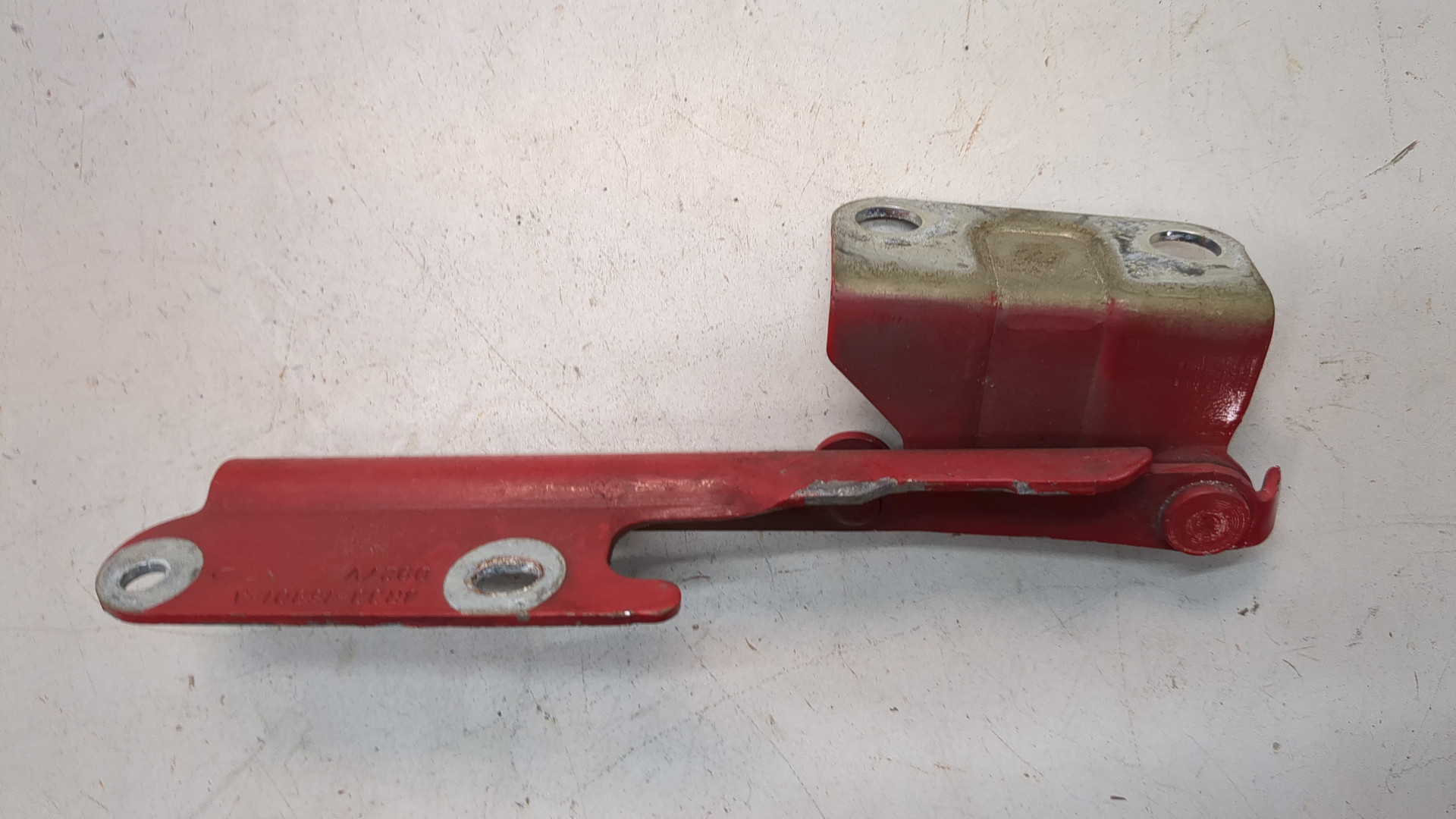 Петля капота левая