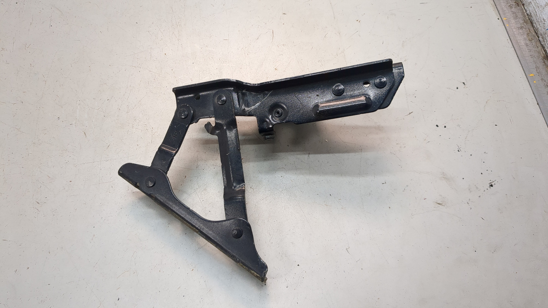 Петля капота правая