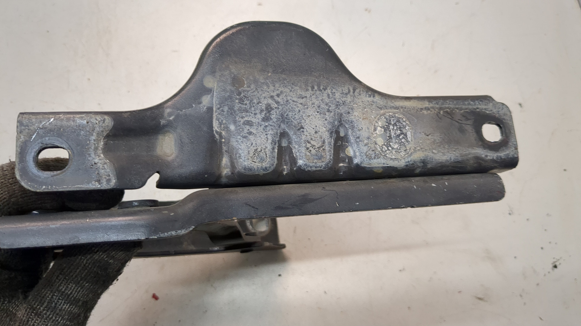 Петля капота правая