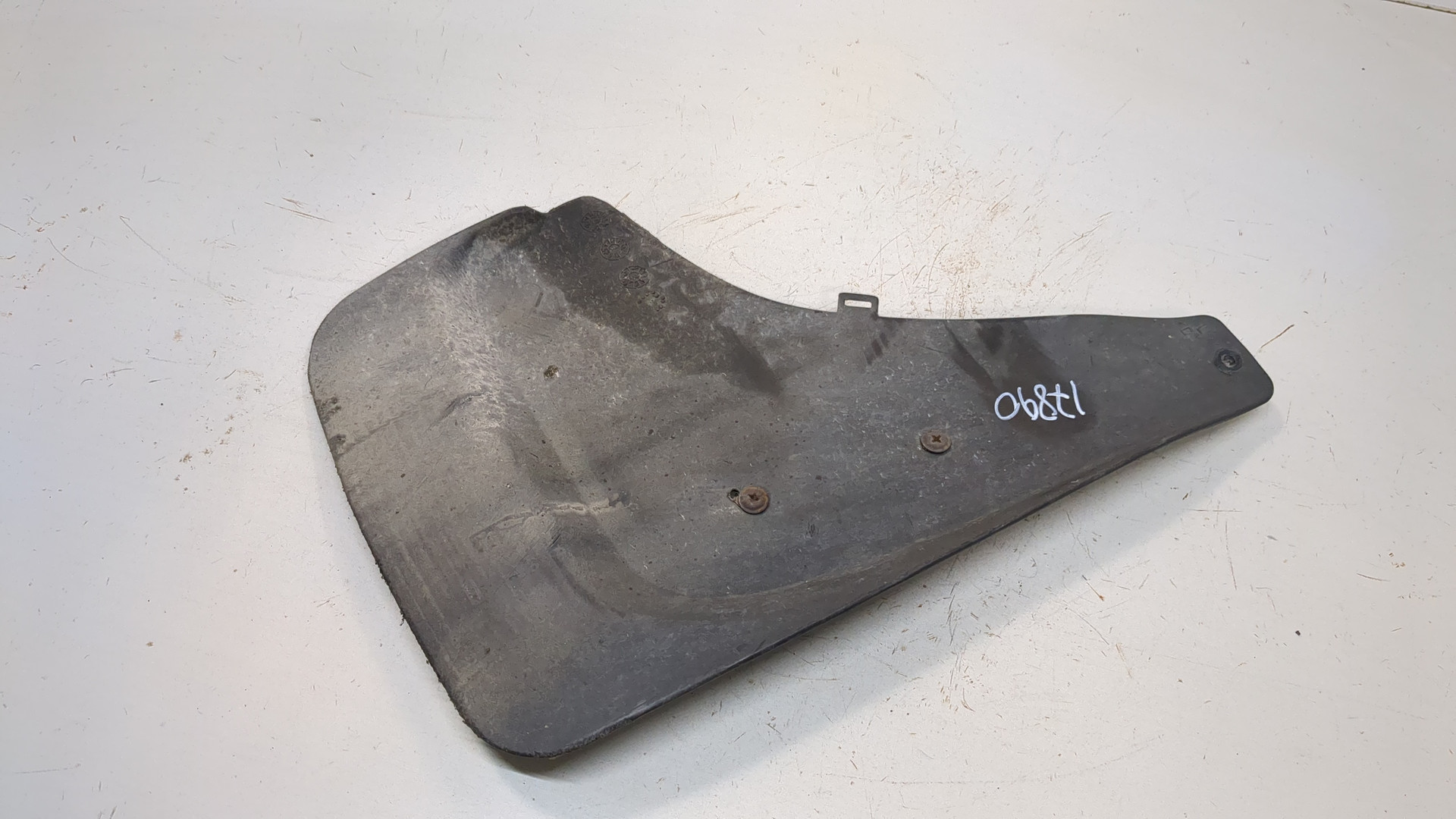 Брызговик передний левый