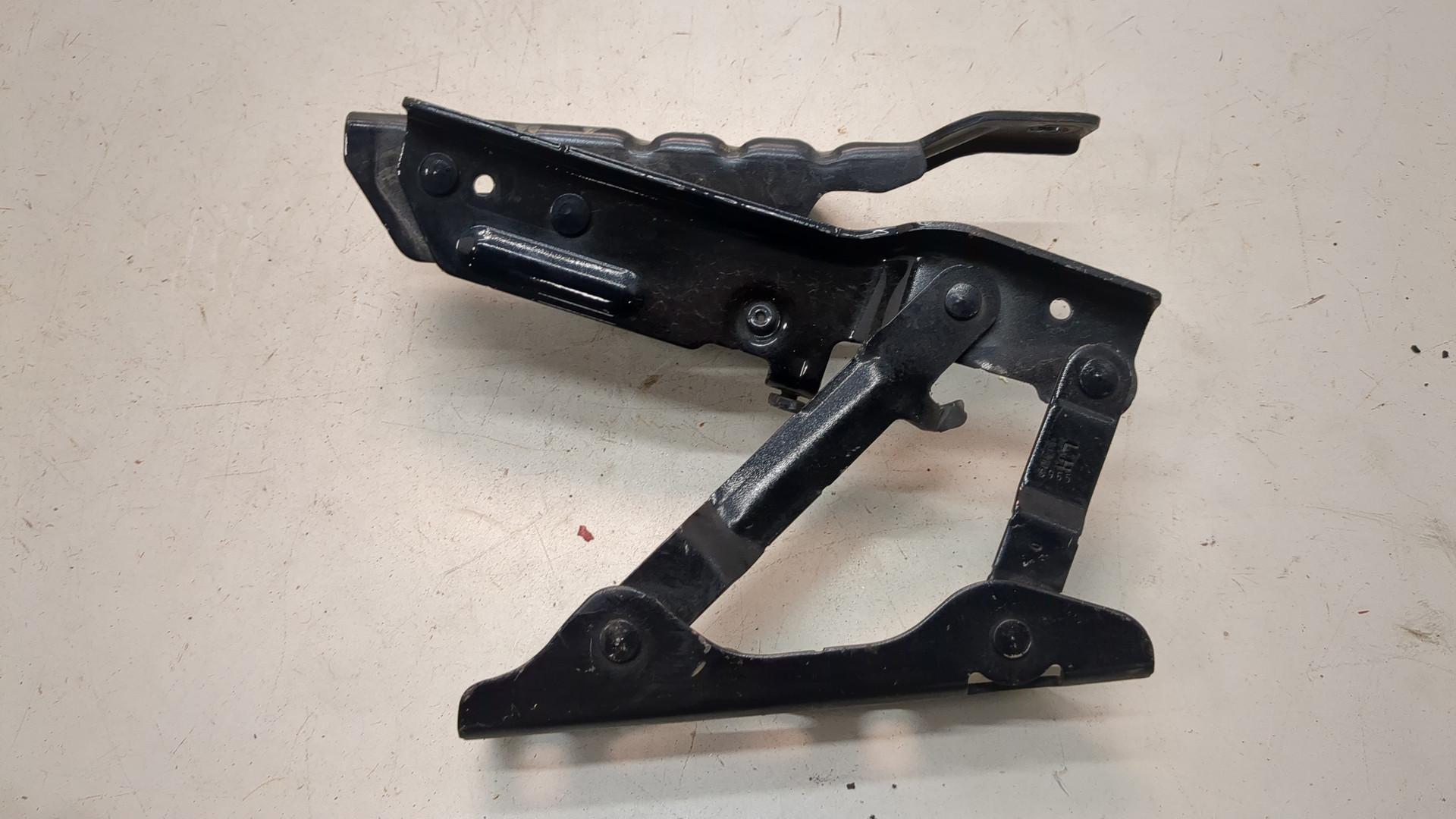 Петля капота левая