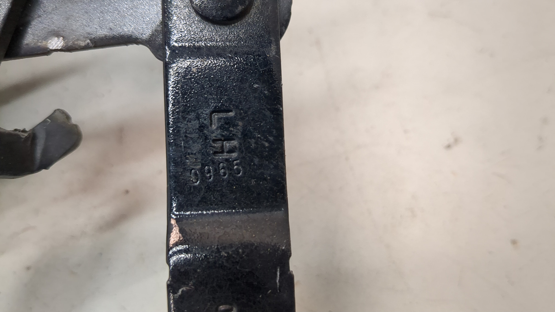 Петля капота левая