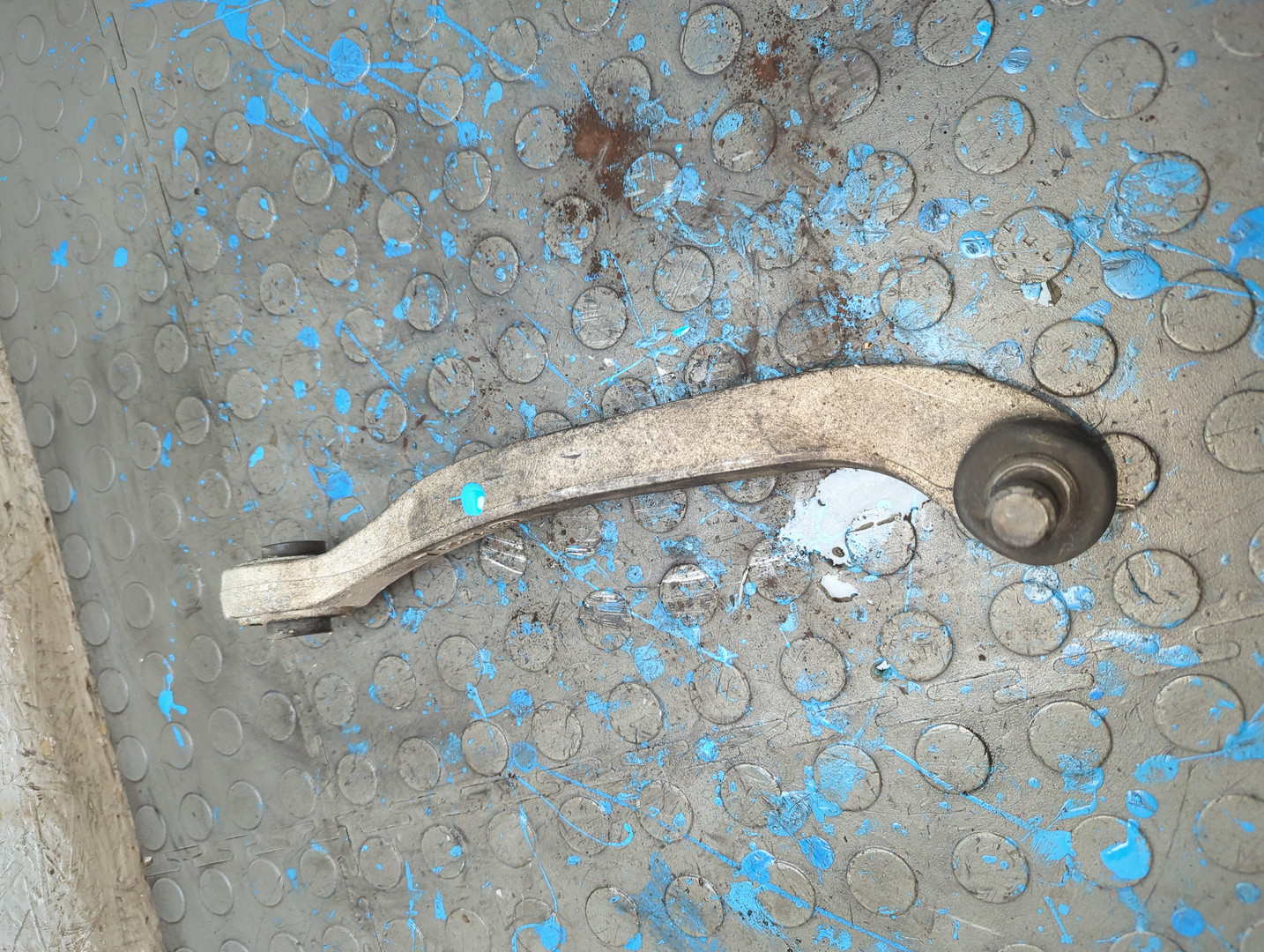 Рычаг передний левый