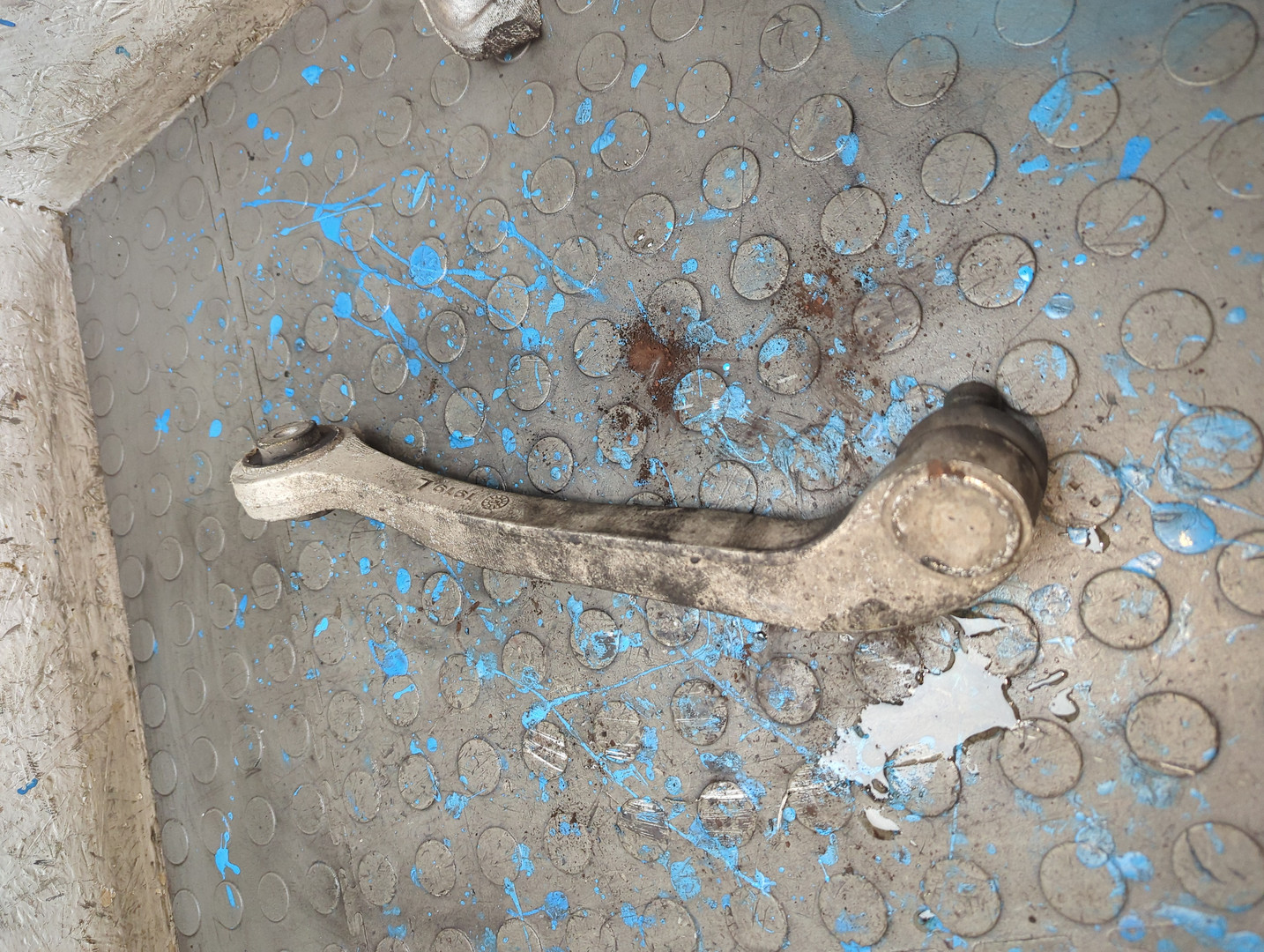 Рычаг передний левый