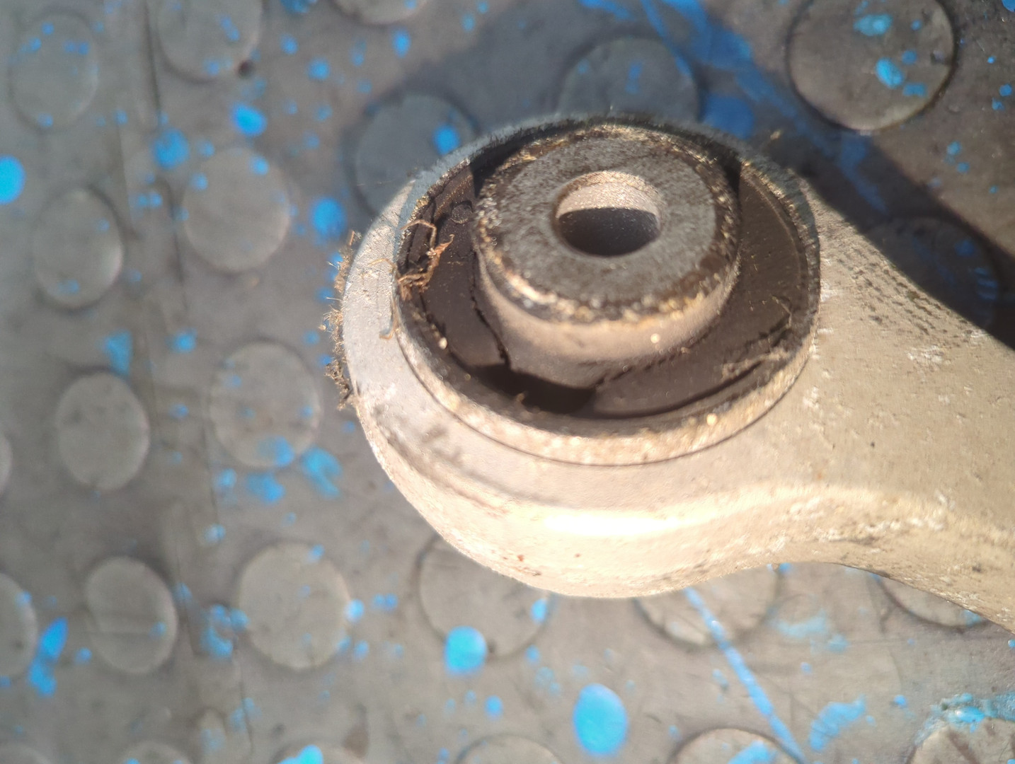 Рычаг передний левый