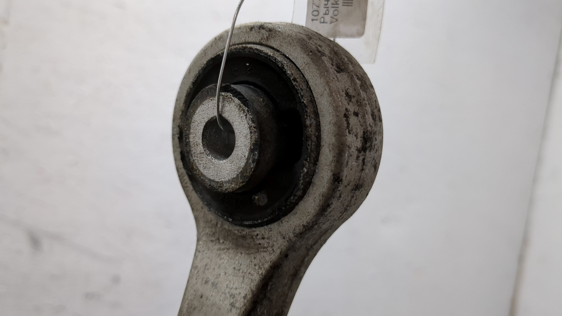 Рычаг передний левый