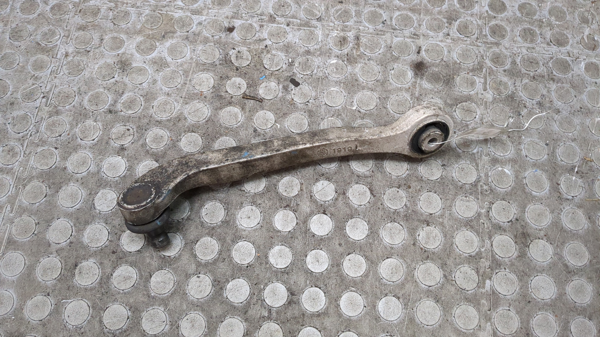 Рычаг передний левый