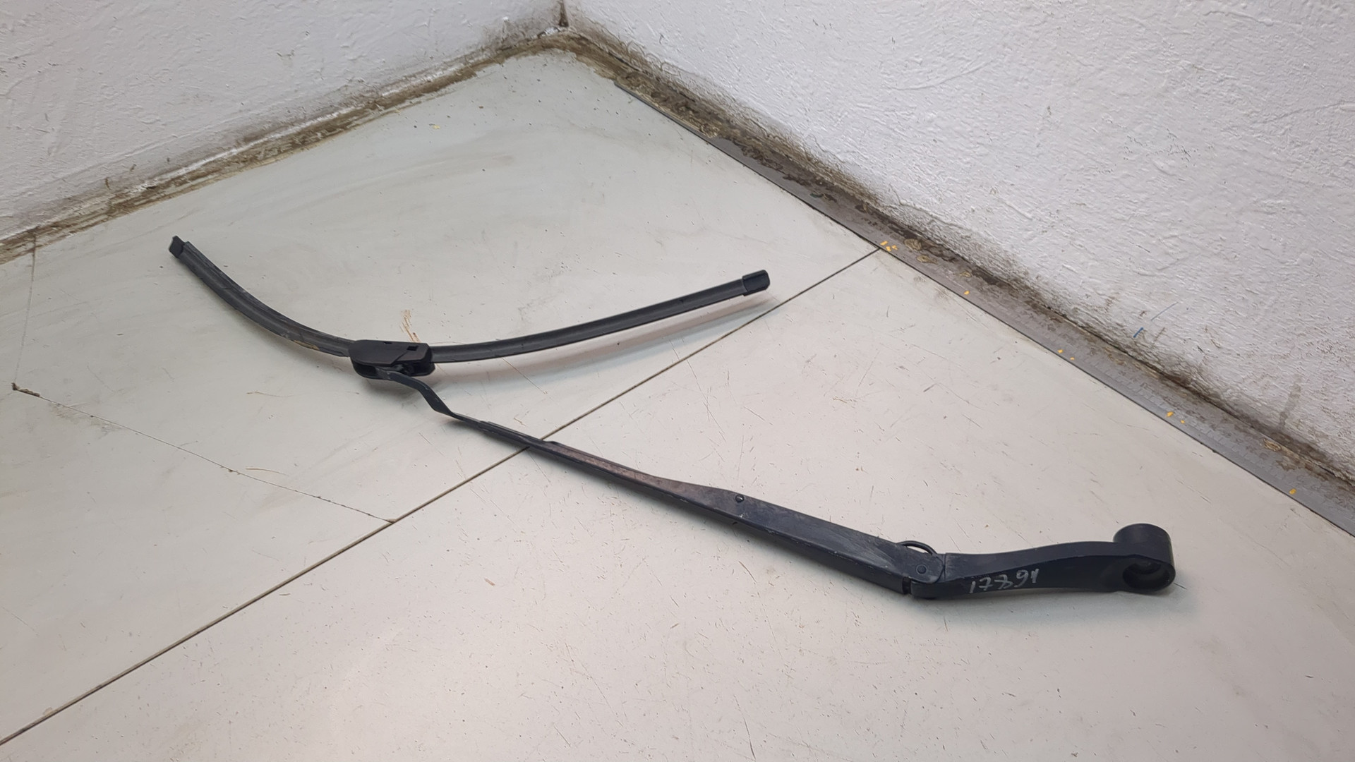 Поводок стеклоочистителя передний правый