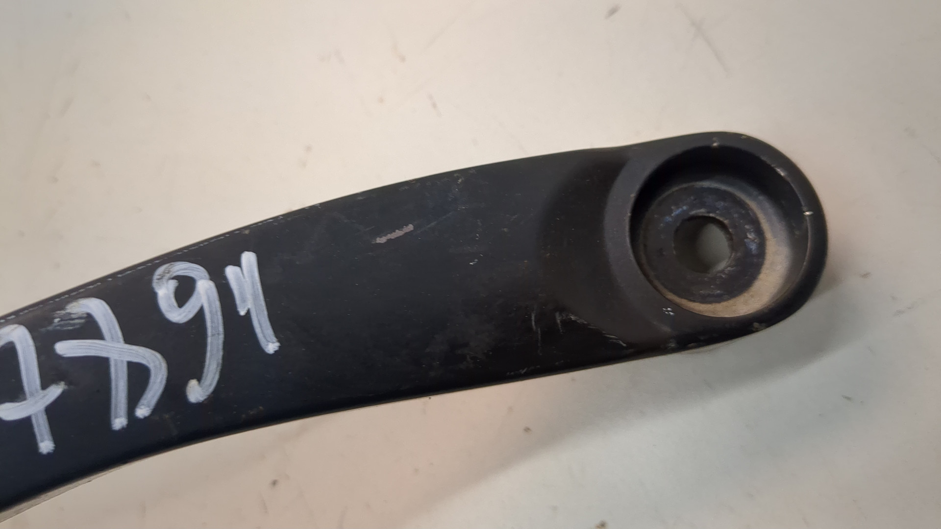 Поводок стеклоочистителя передний правый