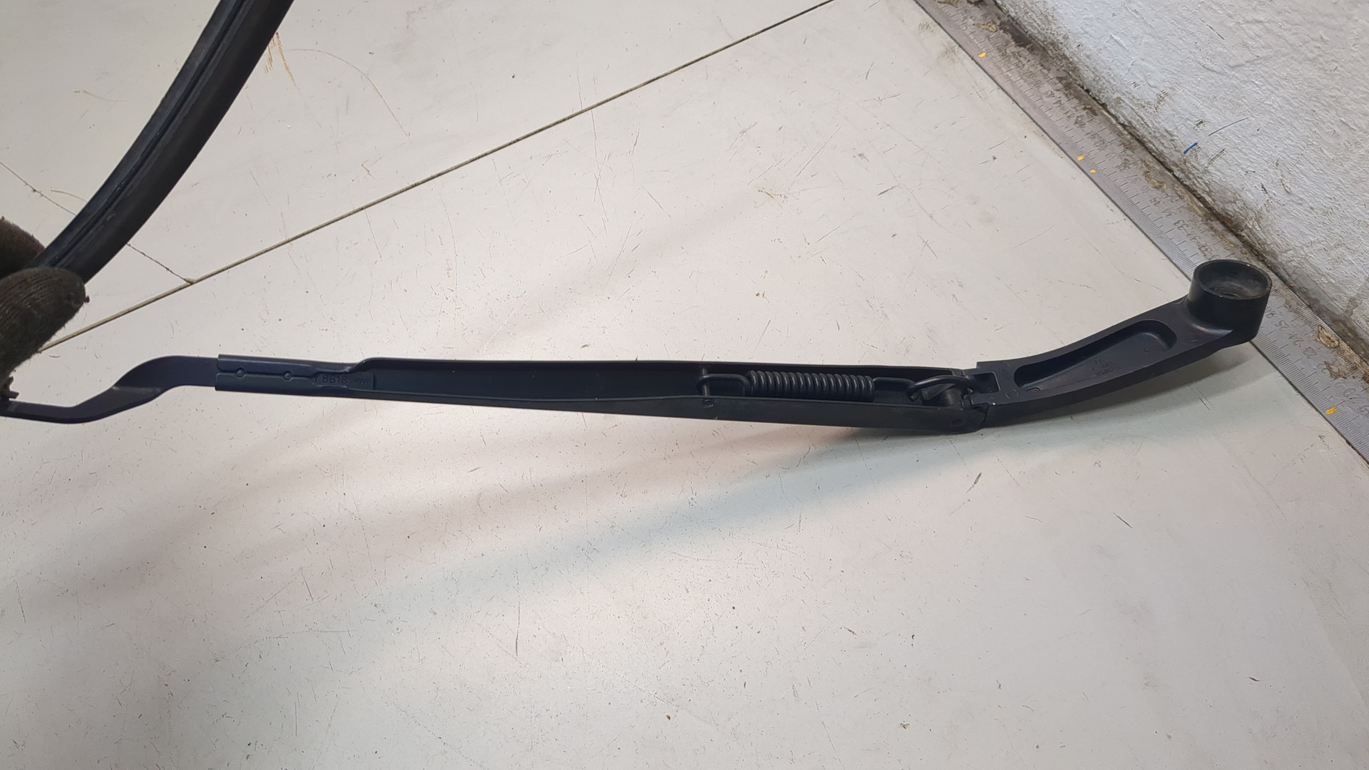 Поводок стеклоочистителя передний правый