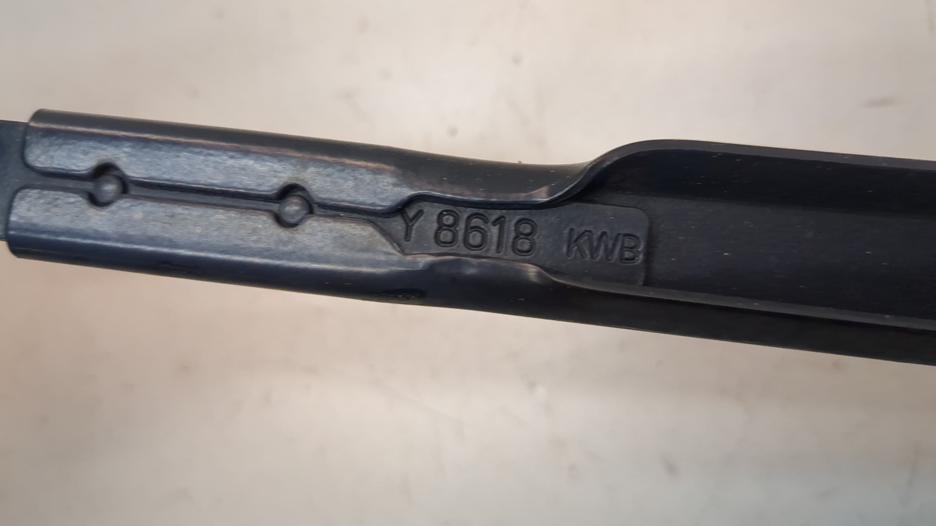 Поводок стеклоочистителя передний правый