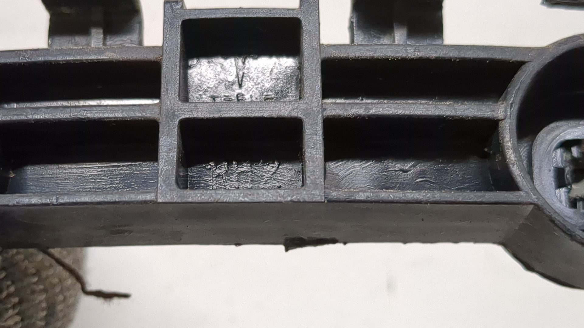 Кронштейн заднего бампера правый