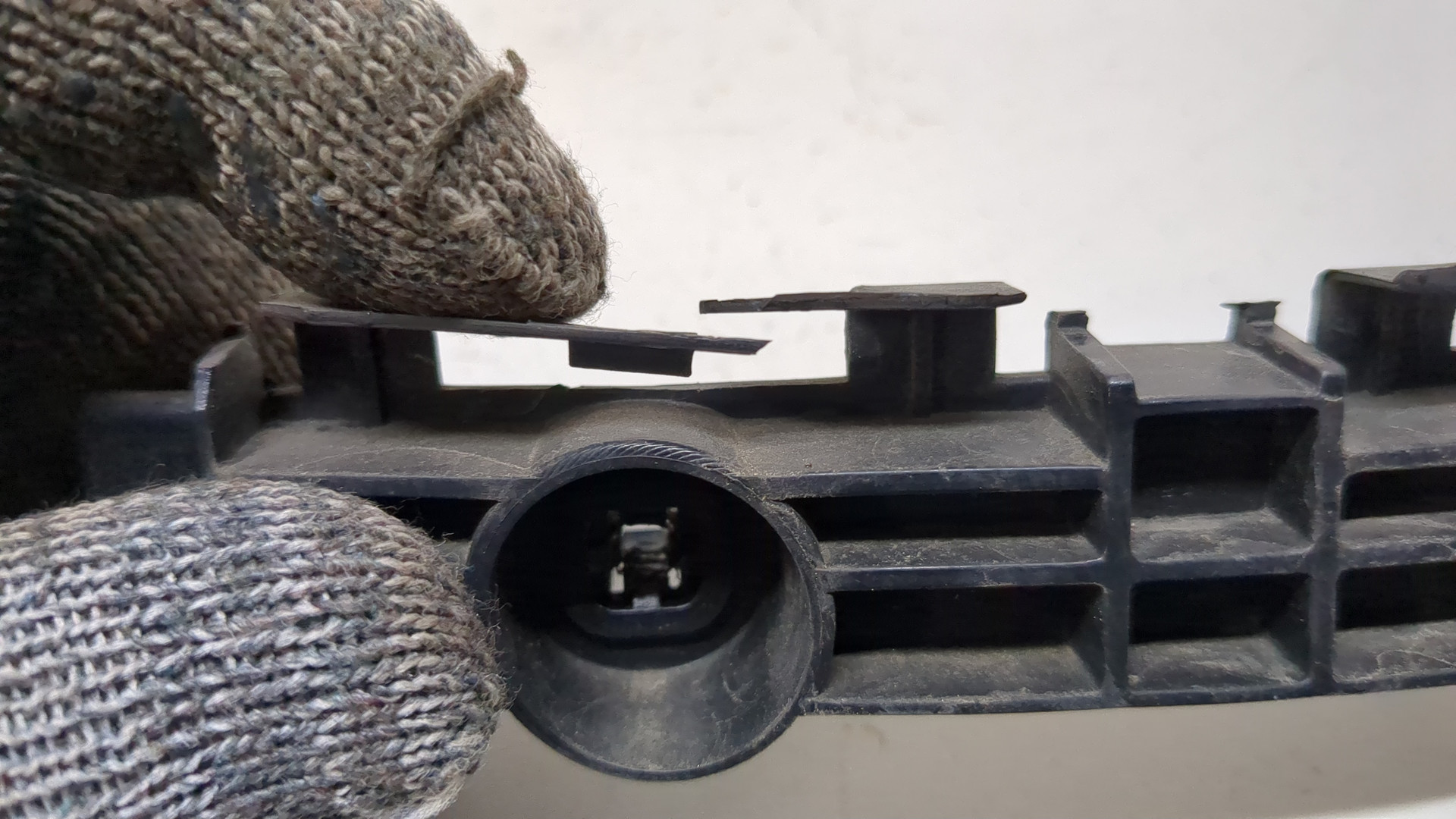 Кронштейн заднего бампера левый