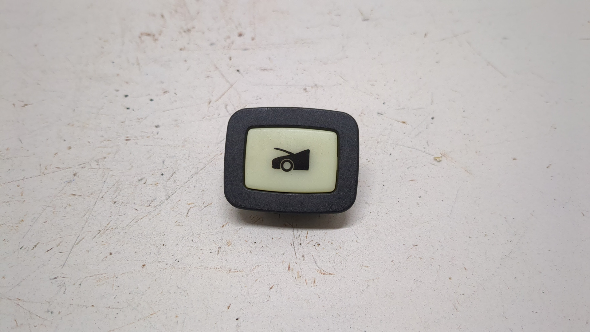 Кнопка открывания багажника