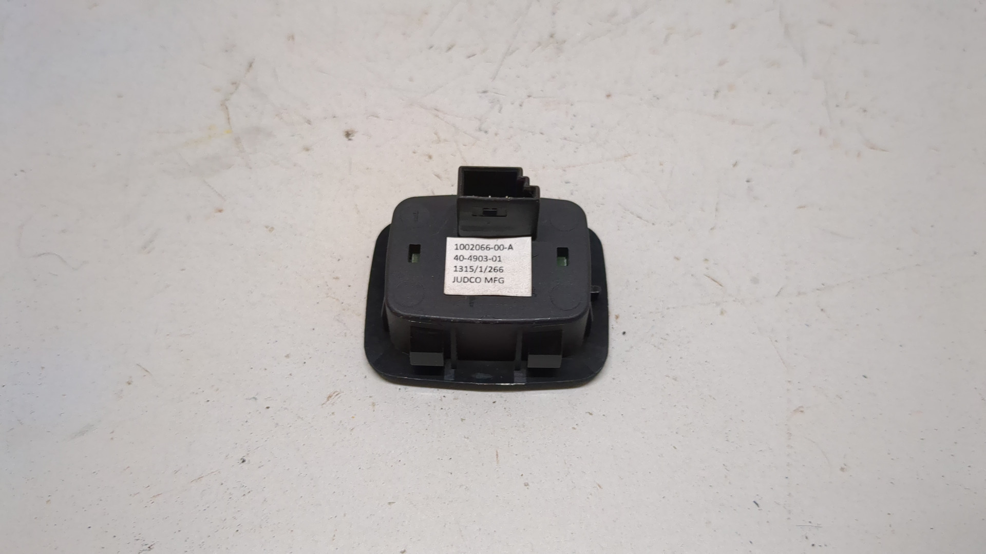 Кнопка открывания багажника