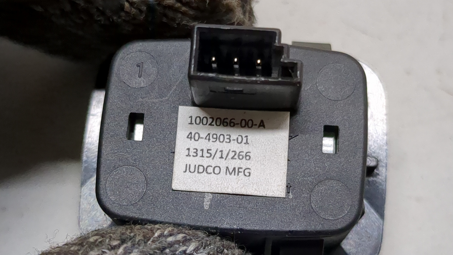 Кнопка открывания багажника